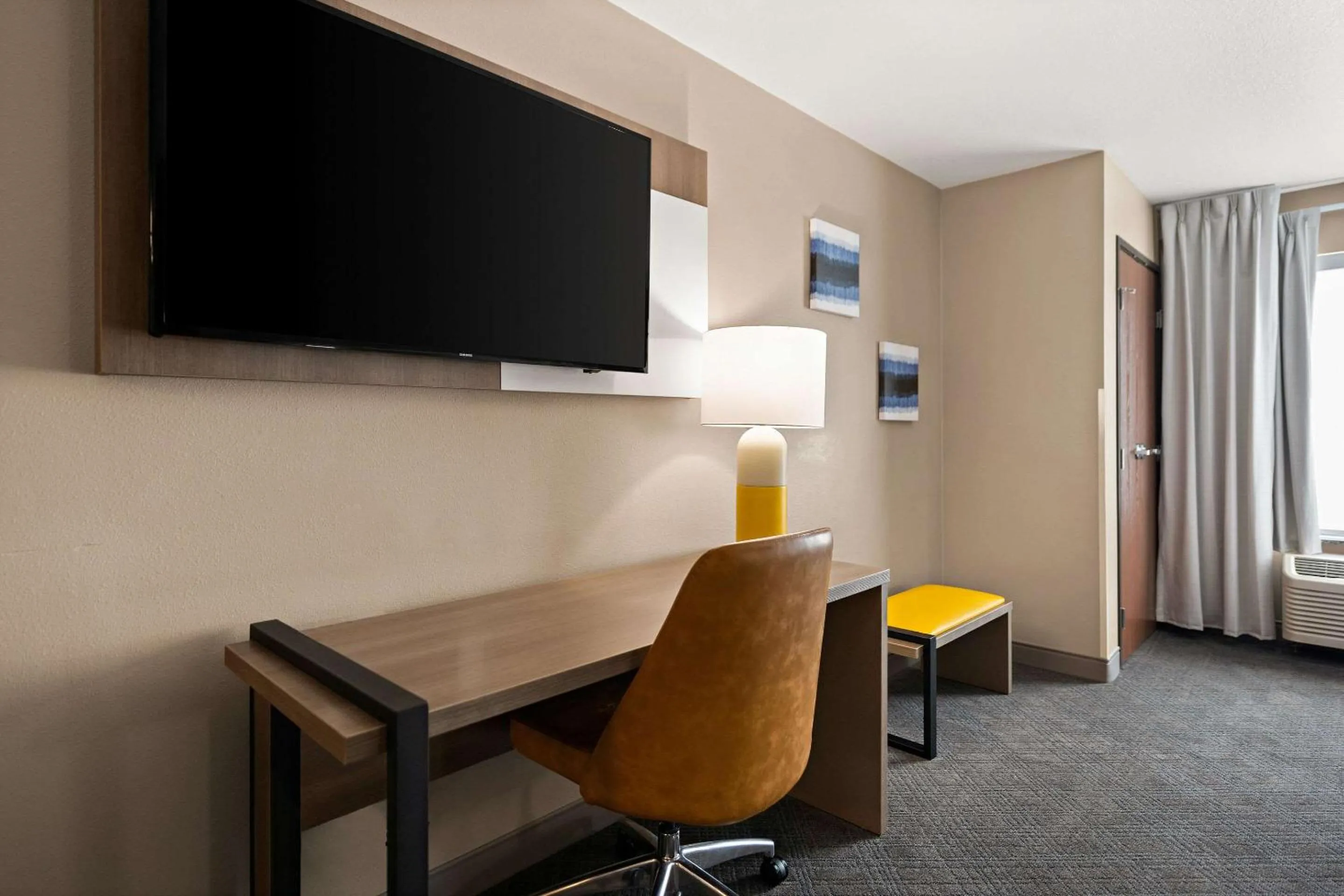 TV and multimedia in Comfort Suites Hudson I-94