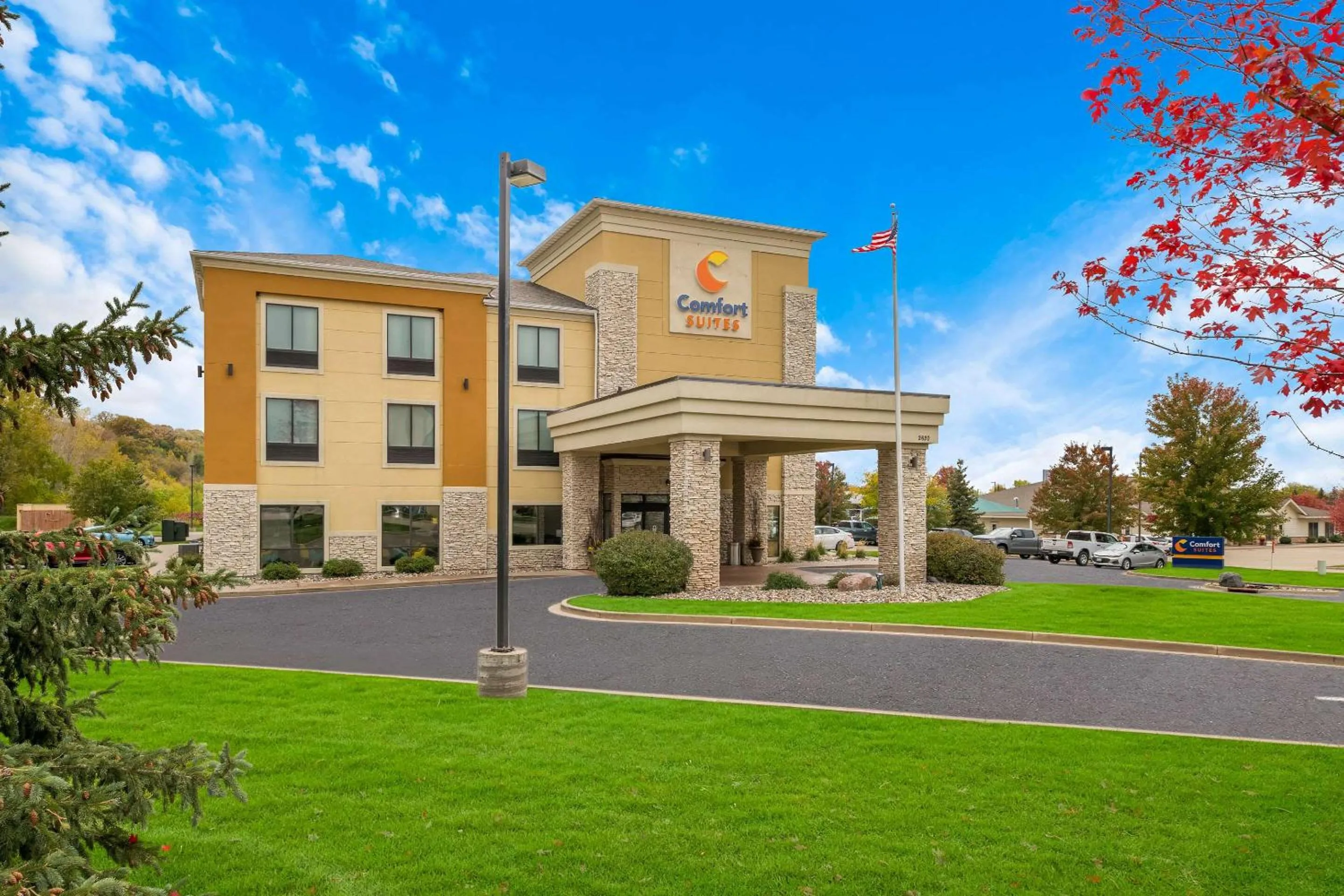 Property building in Comfort Suites Hudson I-94