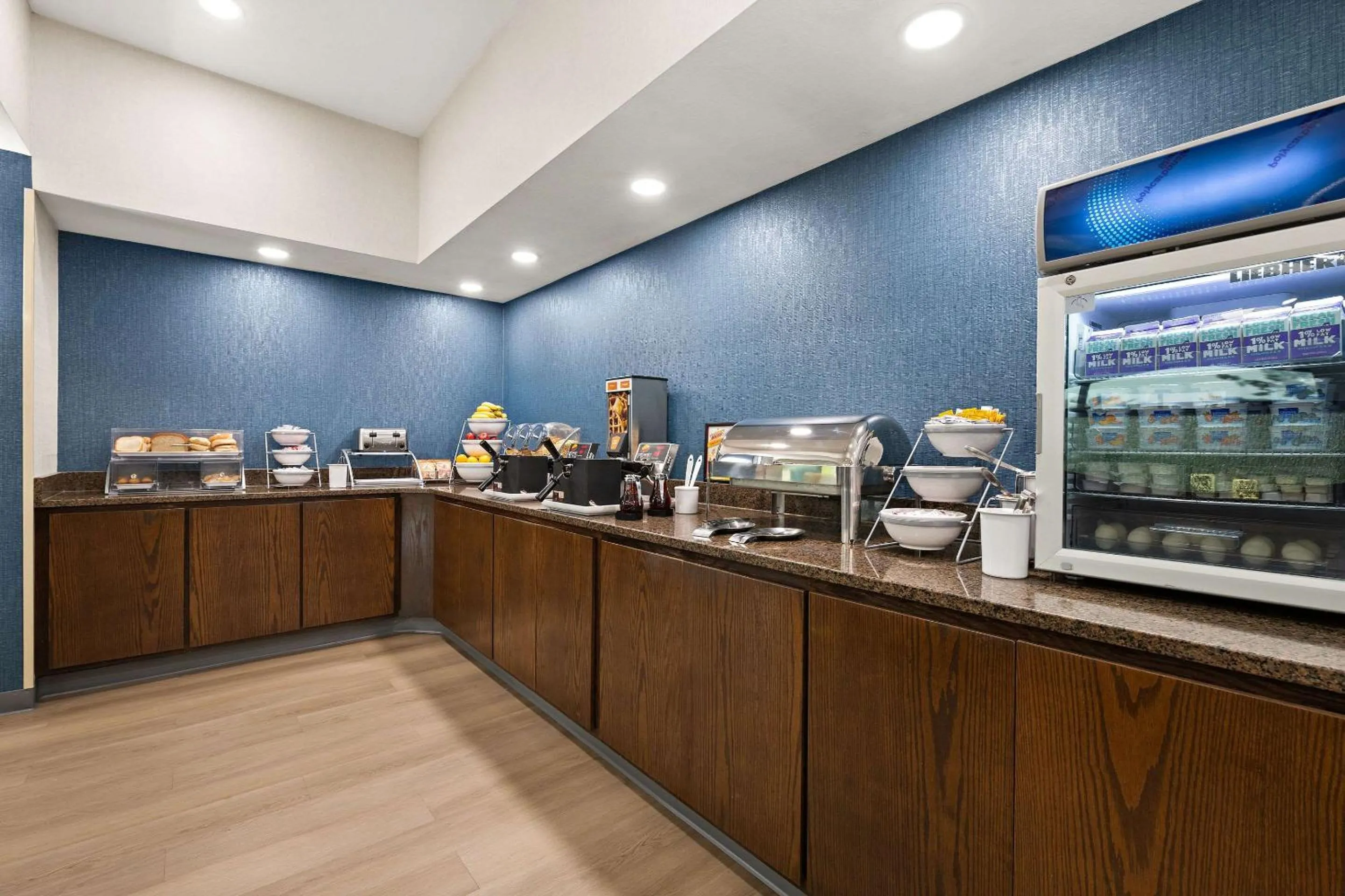 Breakfast in Comfort Suites Hudson I-94