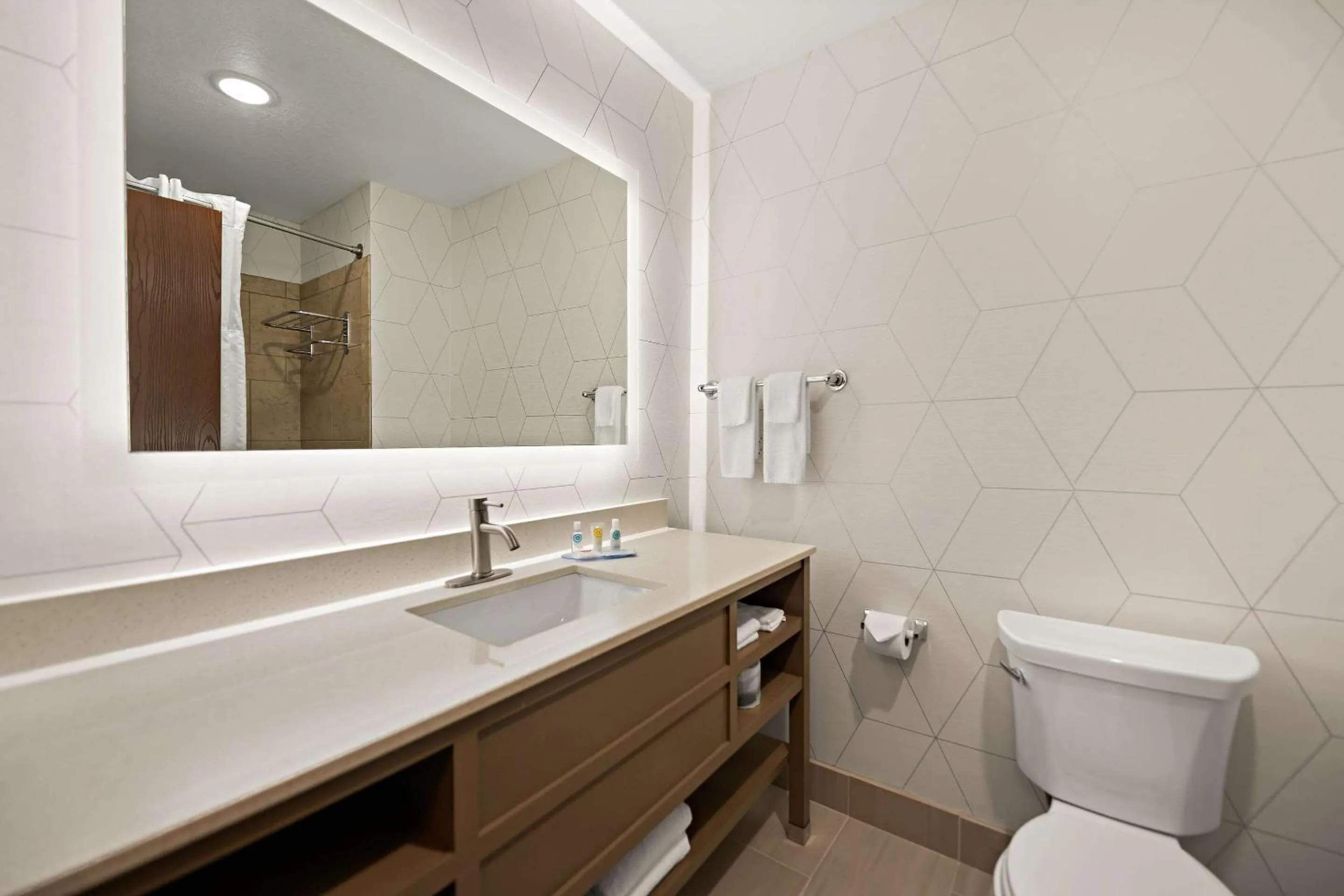 Bedroom in Comfort Suites Hudson I-94