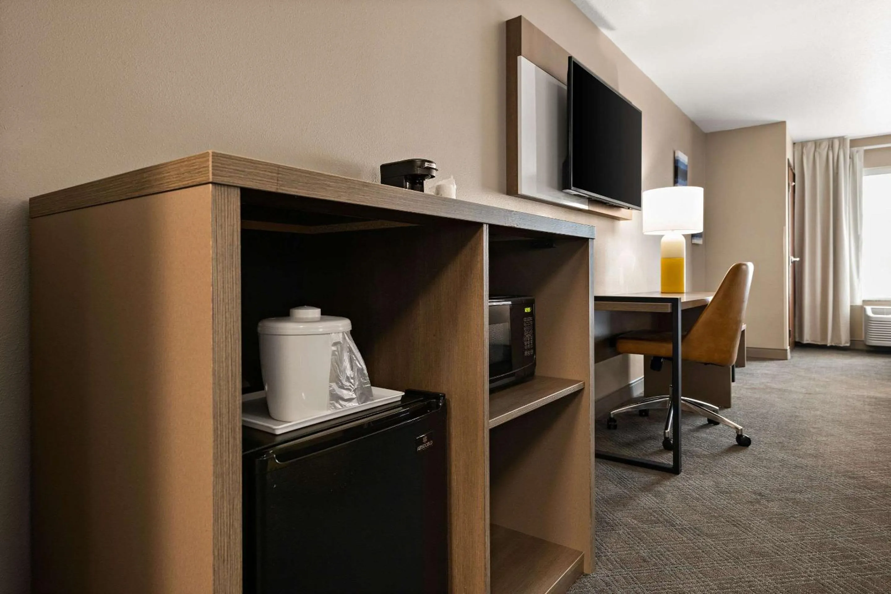 TV and multimedia in Comfort Suites Hudson I-94
