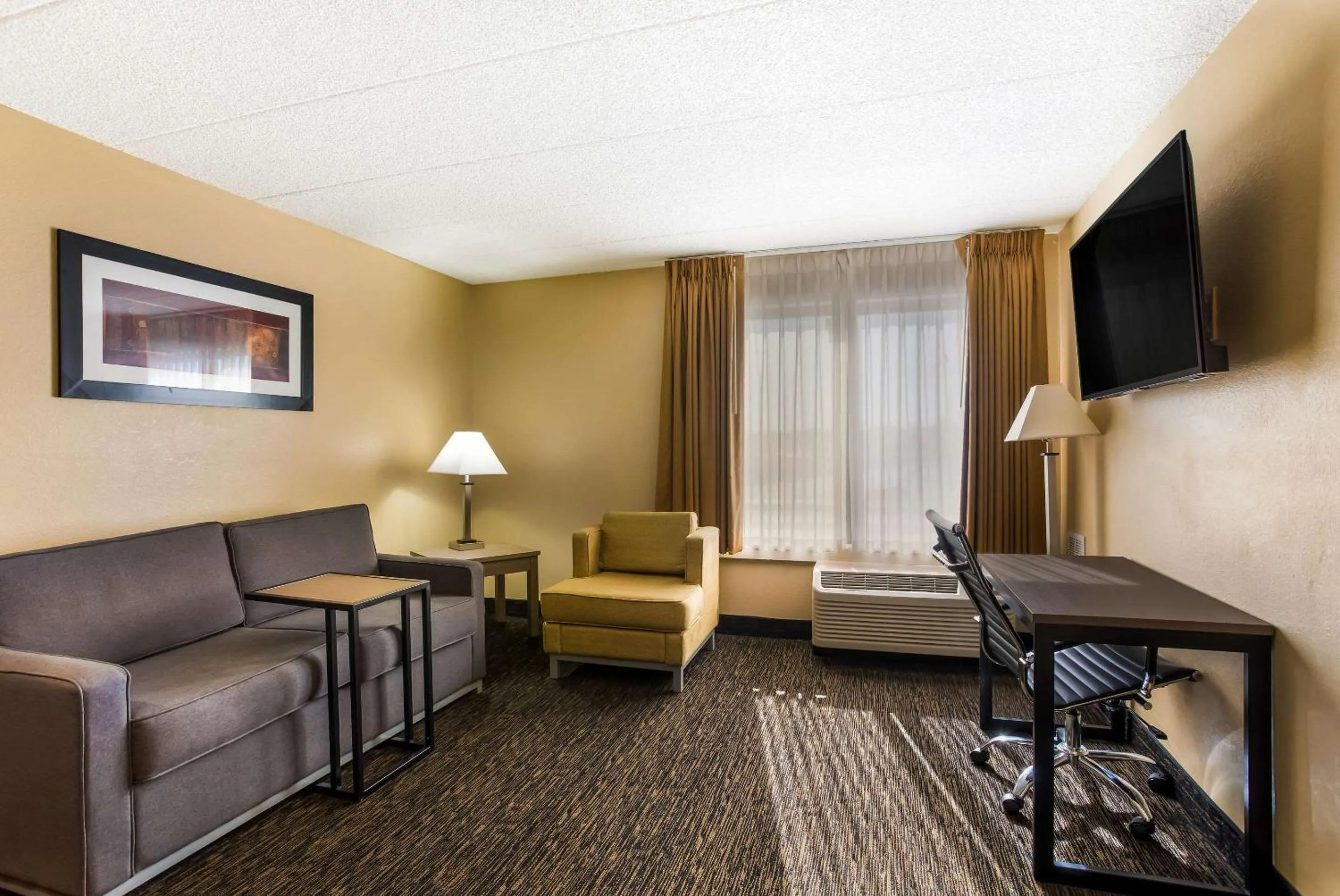 Bedroom in Quality Suites Milwaukee Airport