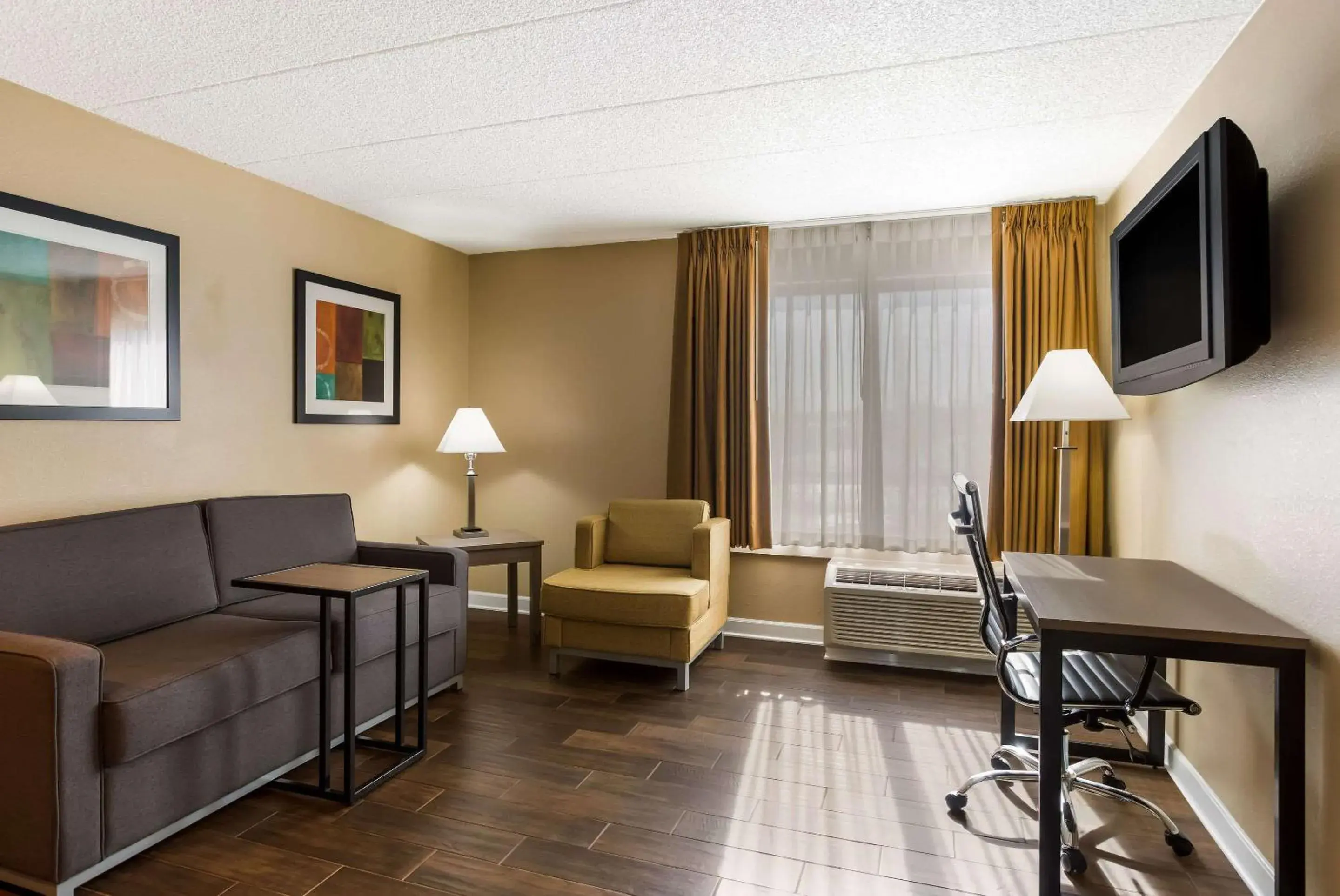 King Suite in Quality Suites Milwaukee Airport King Suite in Quality Suites Milwaukee Airport