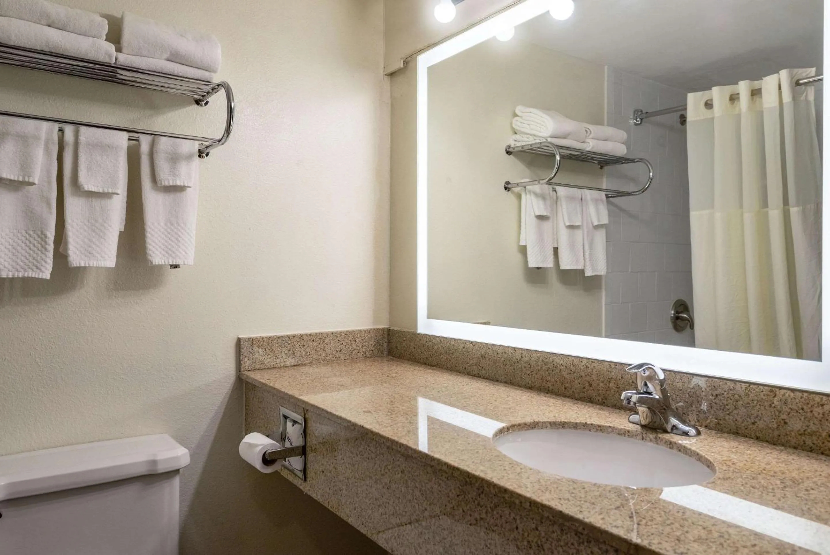 Bedroom in Quality Suites Milwaukee Airport