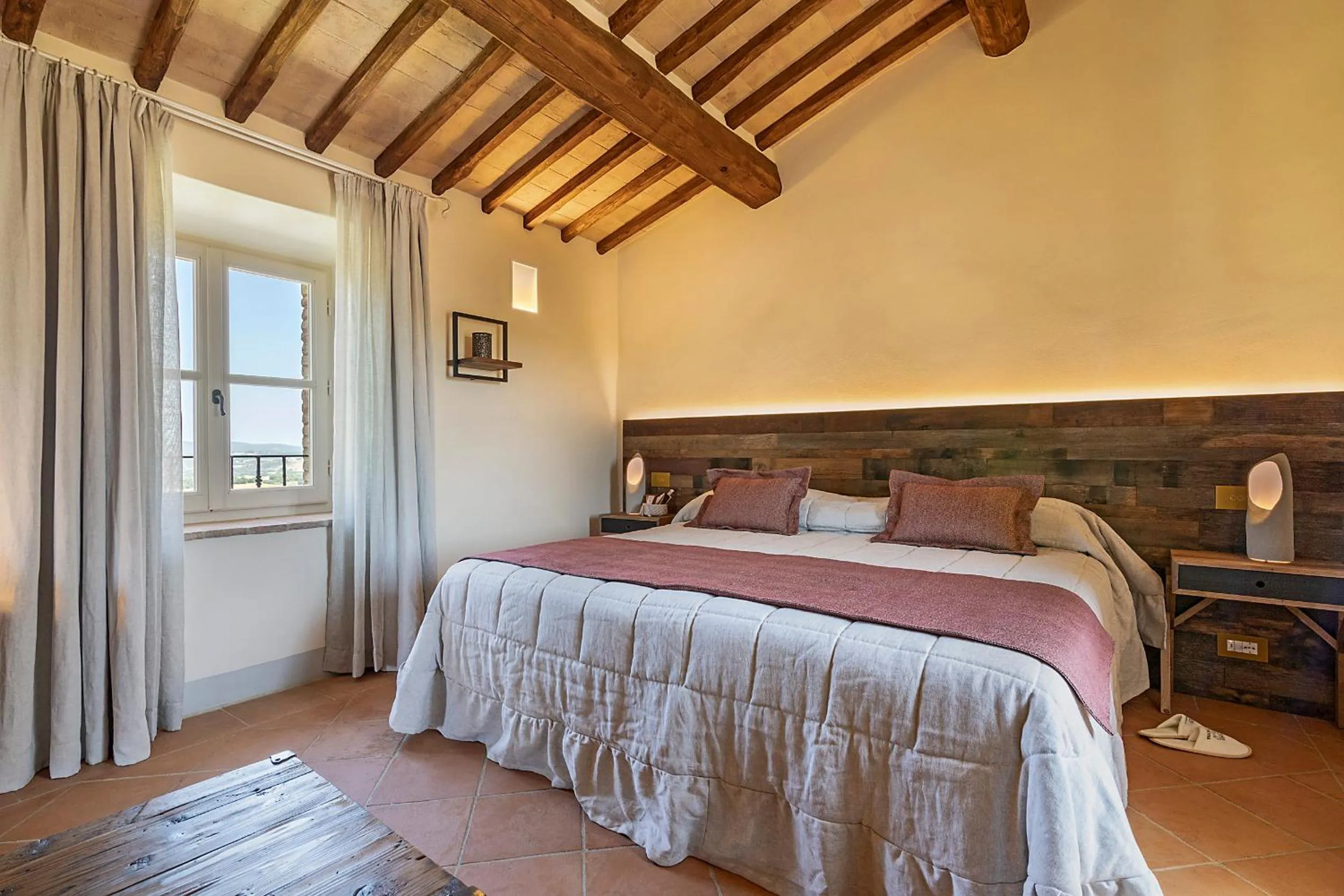 Photo of the whole room, Bed in Capanna Suites