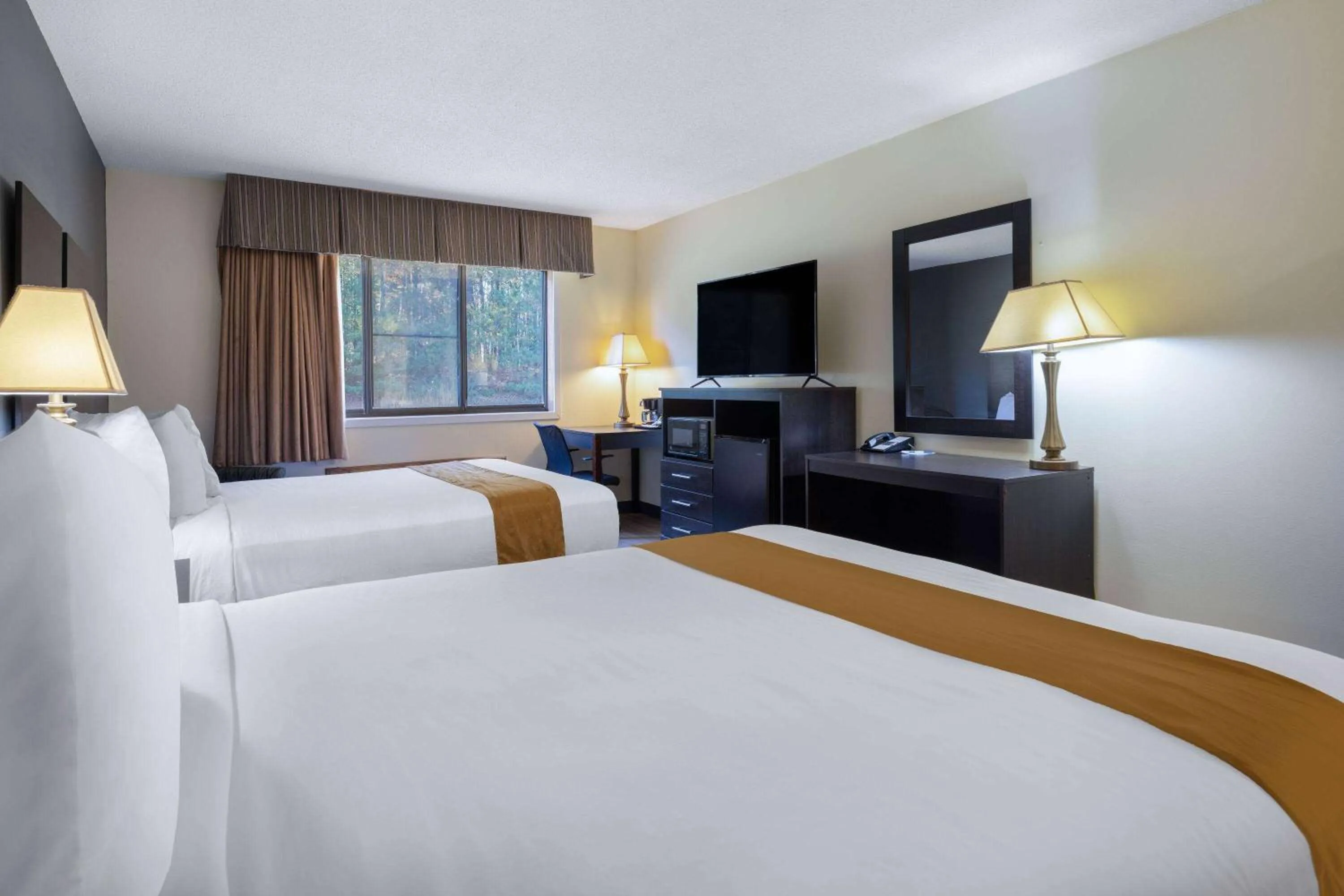 Photo of the whole room, Bed in Travelodge by Wyndham Merrill