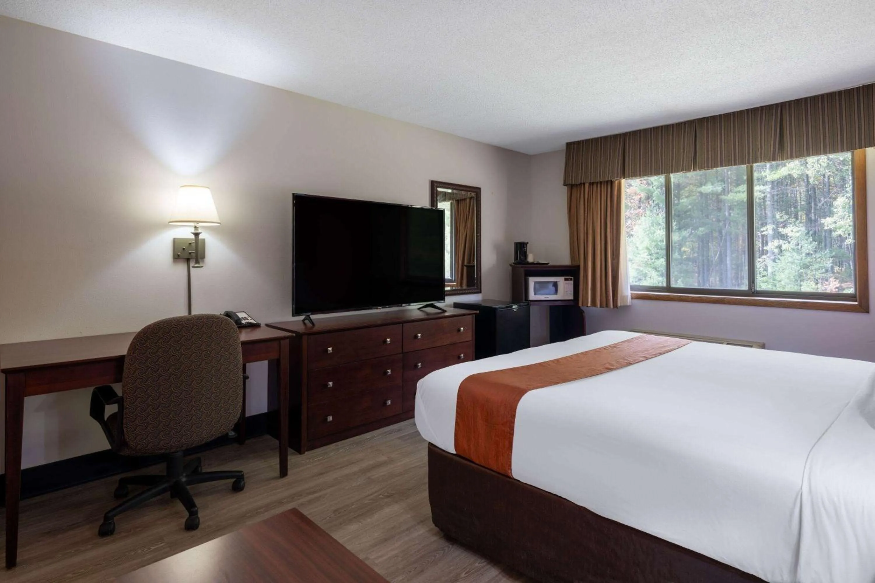 Photo of the whole room, Bed in Travelodge by Wyndham Merrill