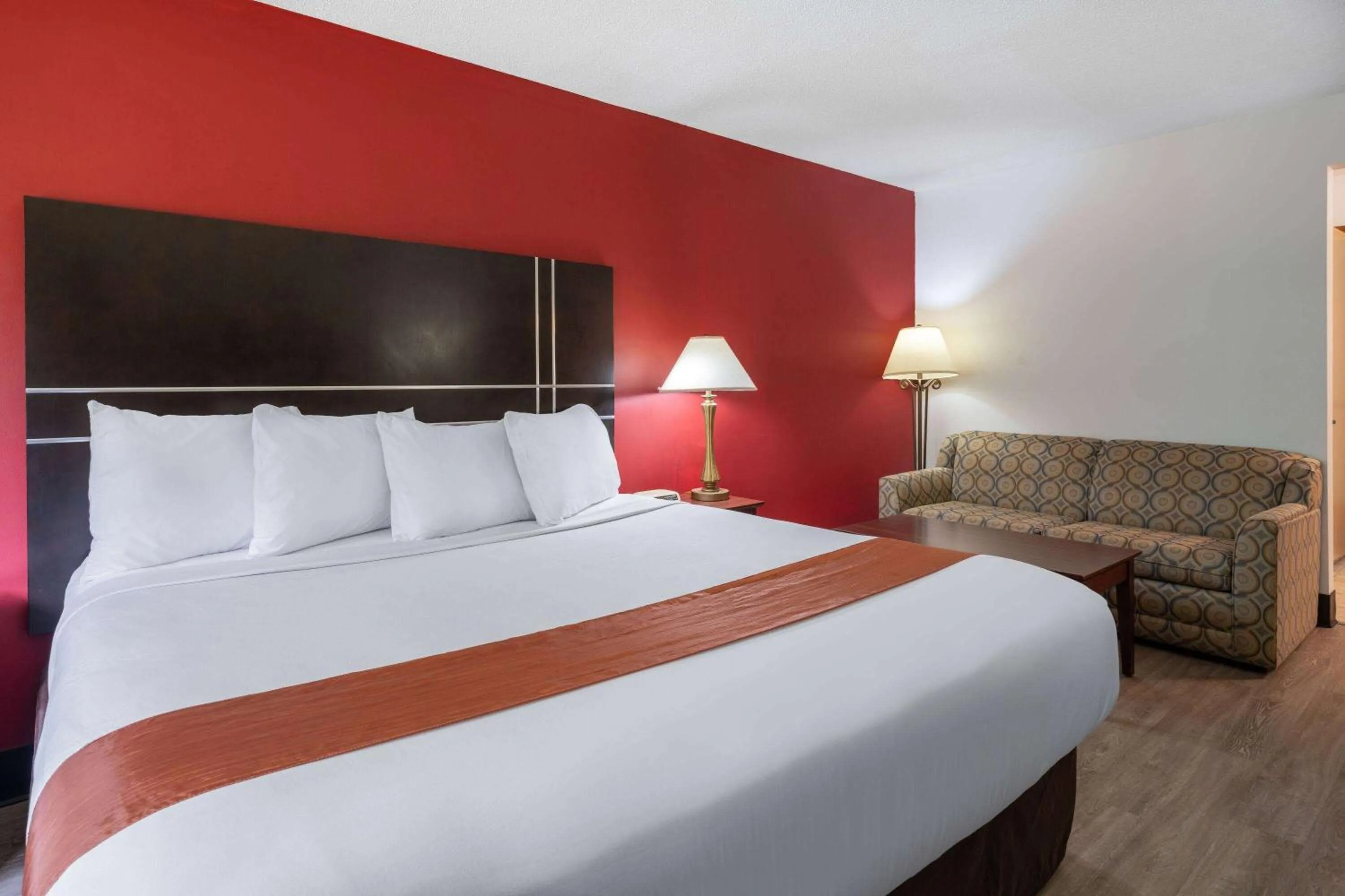 Photo of the whole room, Bed in Travelodge by Wyndham Merrill