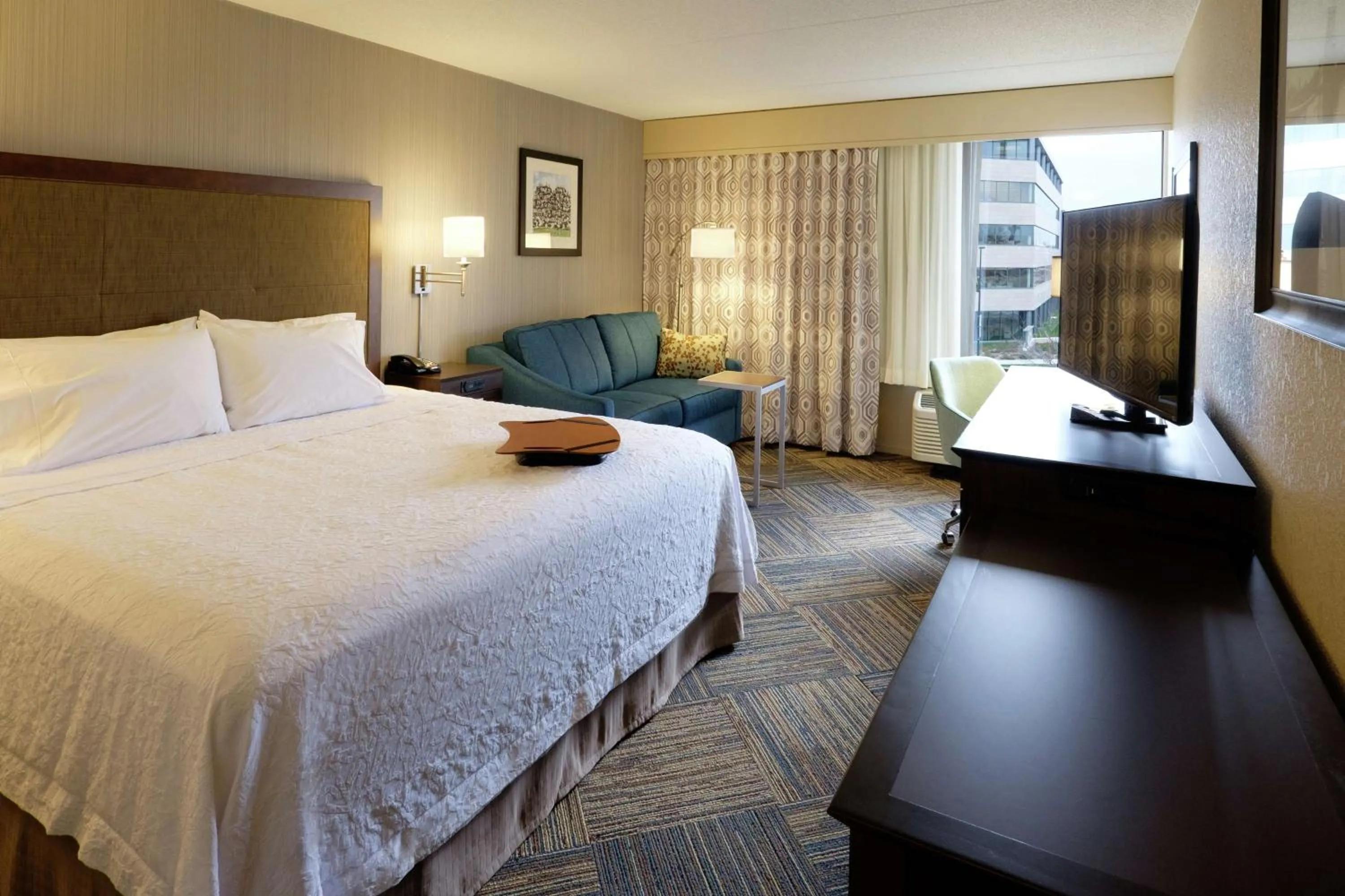 Living room, Bed in Hampton Inn Green Bay Downtown