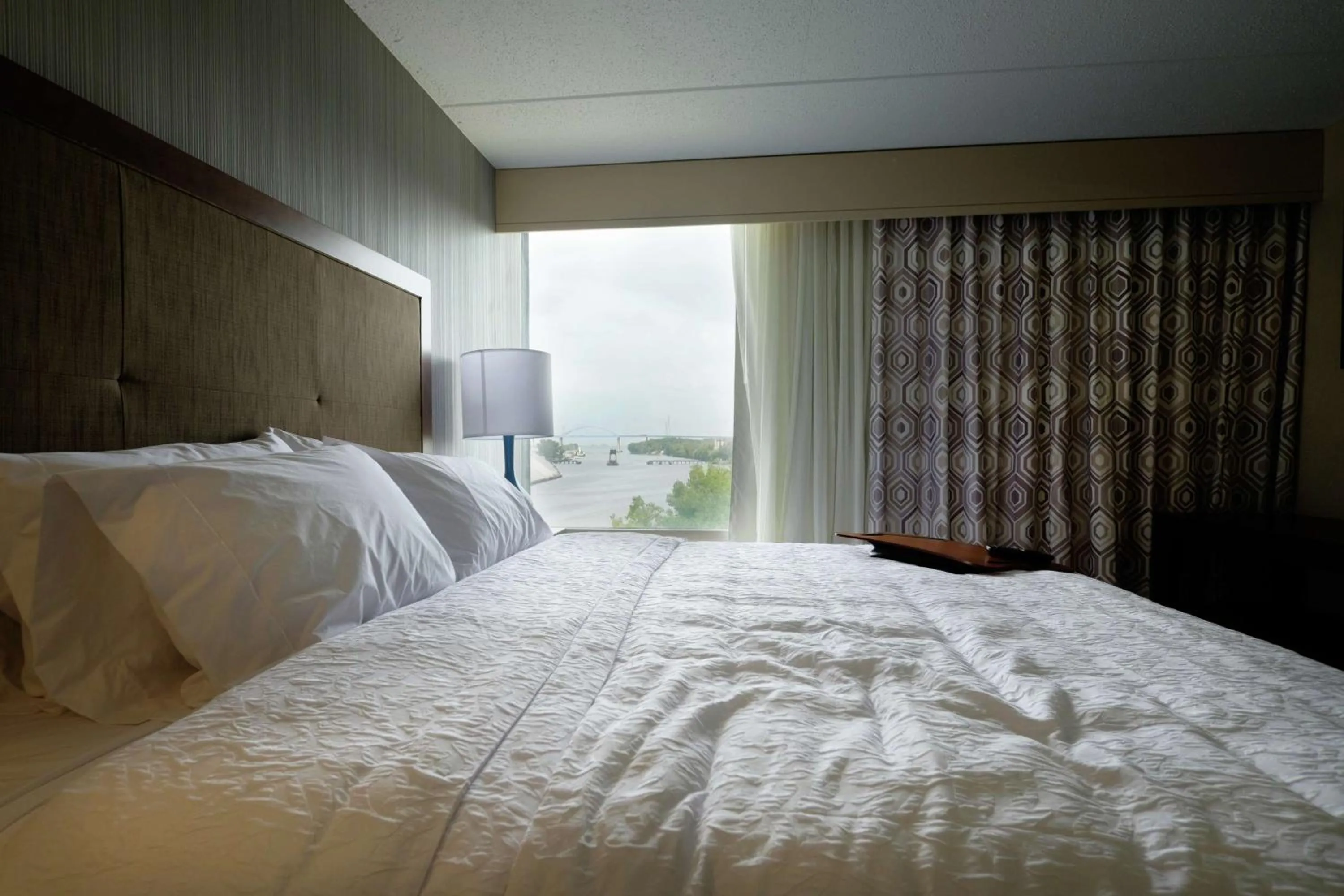 Bed in Hampton Inn Green Bay Downtown