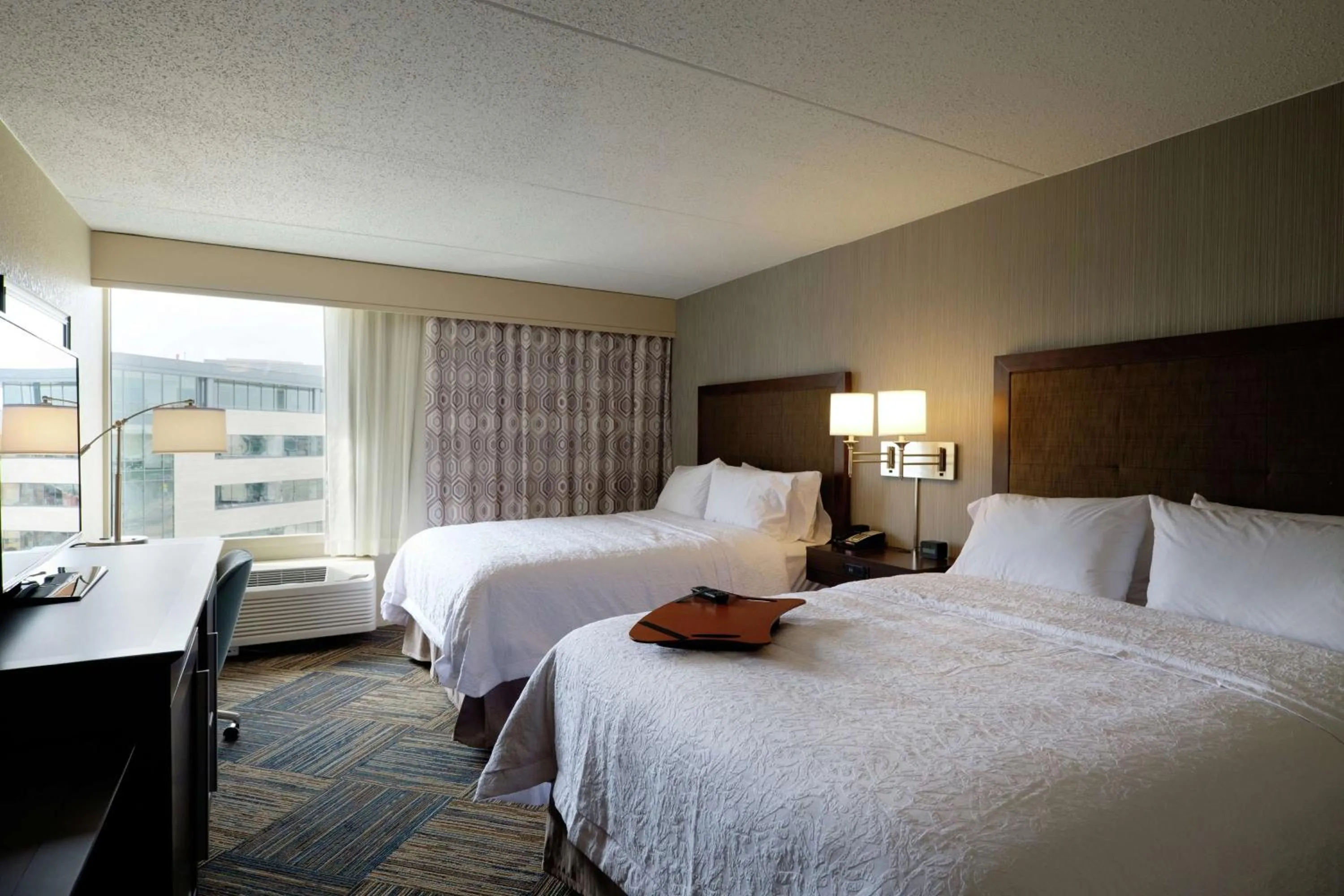 Bed in Hampton Inn Green Bay Downtown