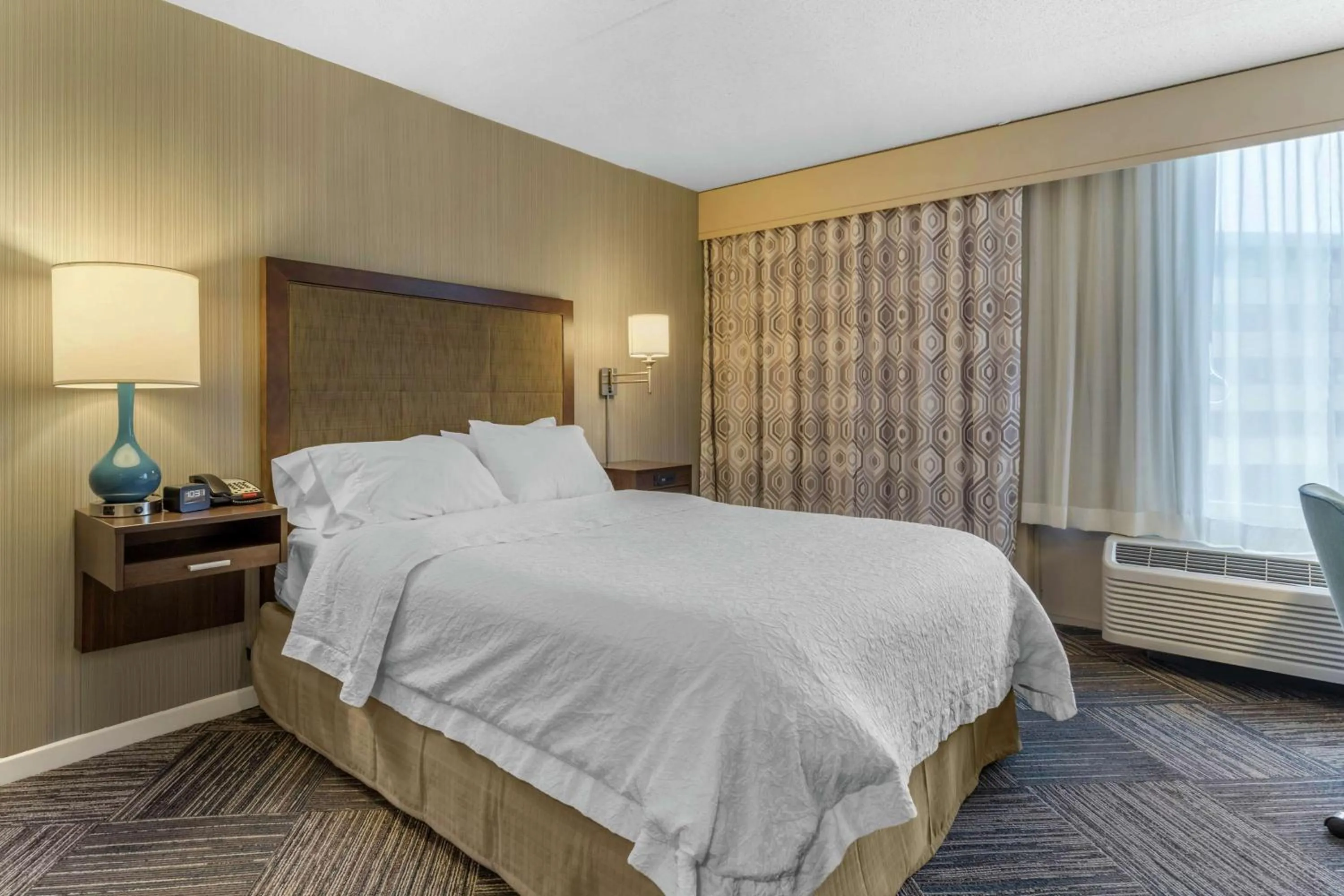 Bed in Hampton Inn Green Bay Downtown