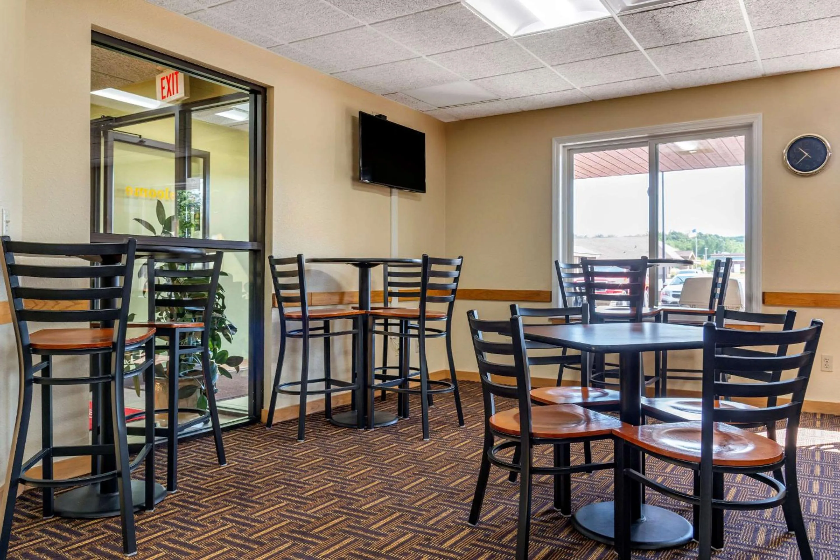 Restaurant/Places to Eat in Econo Lodge River Falls