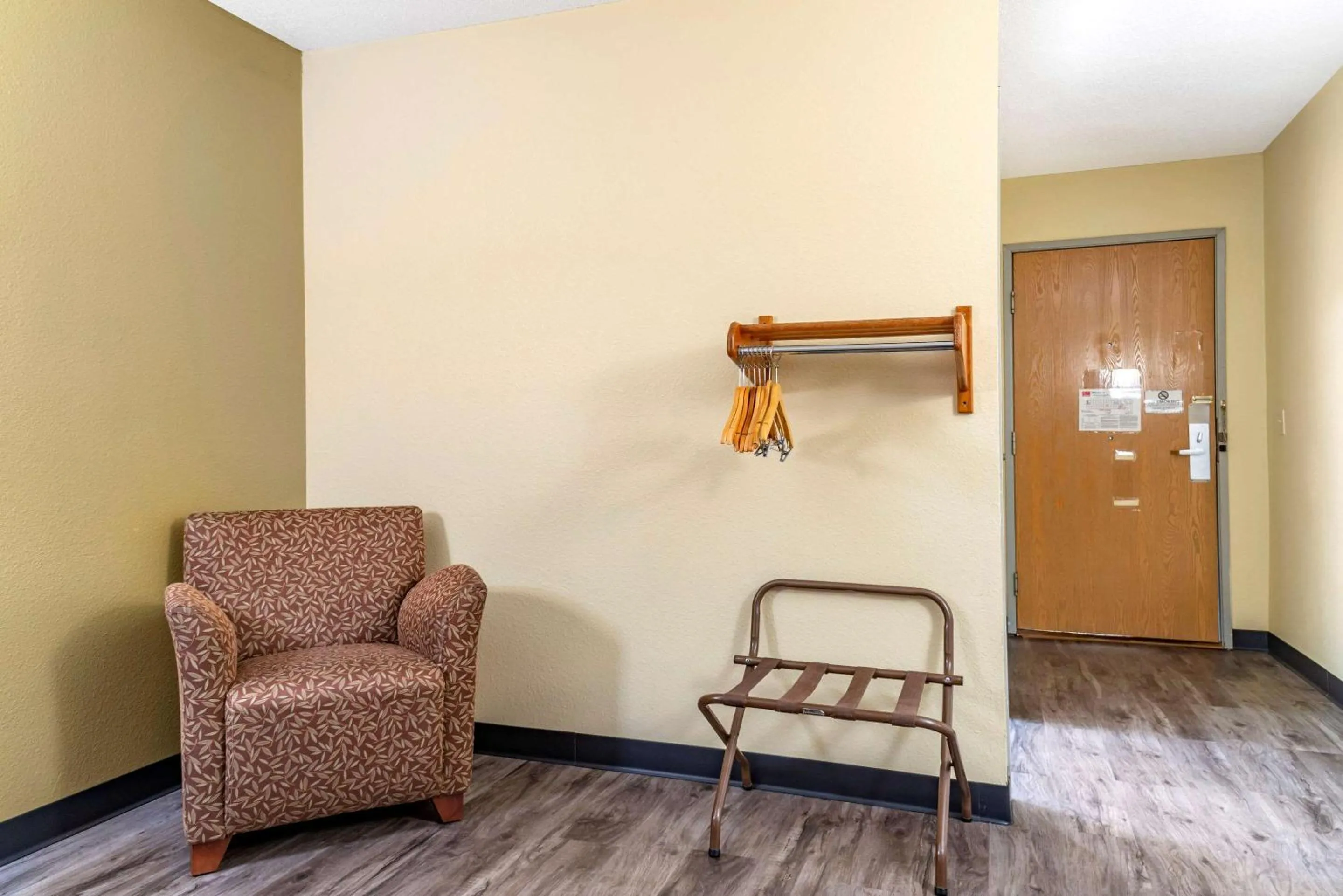 Photo of the whole room, Seating Area in Econo Lodge River Falls