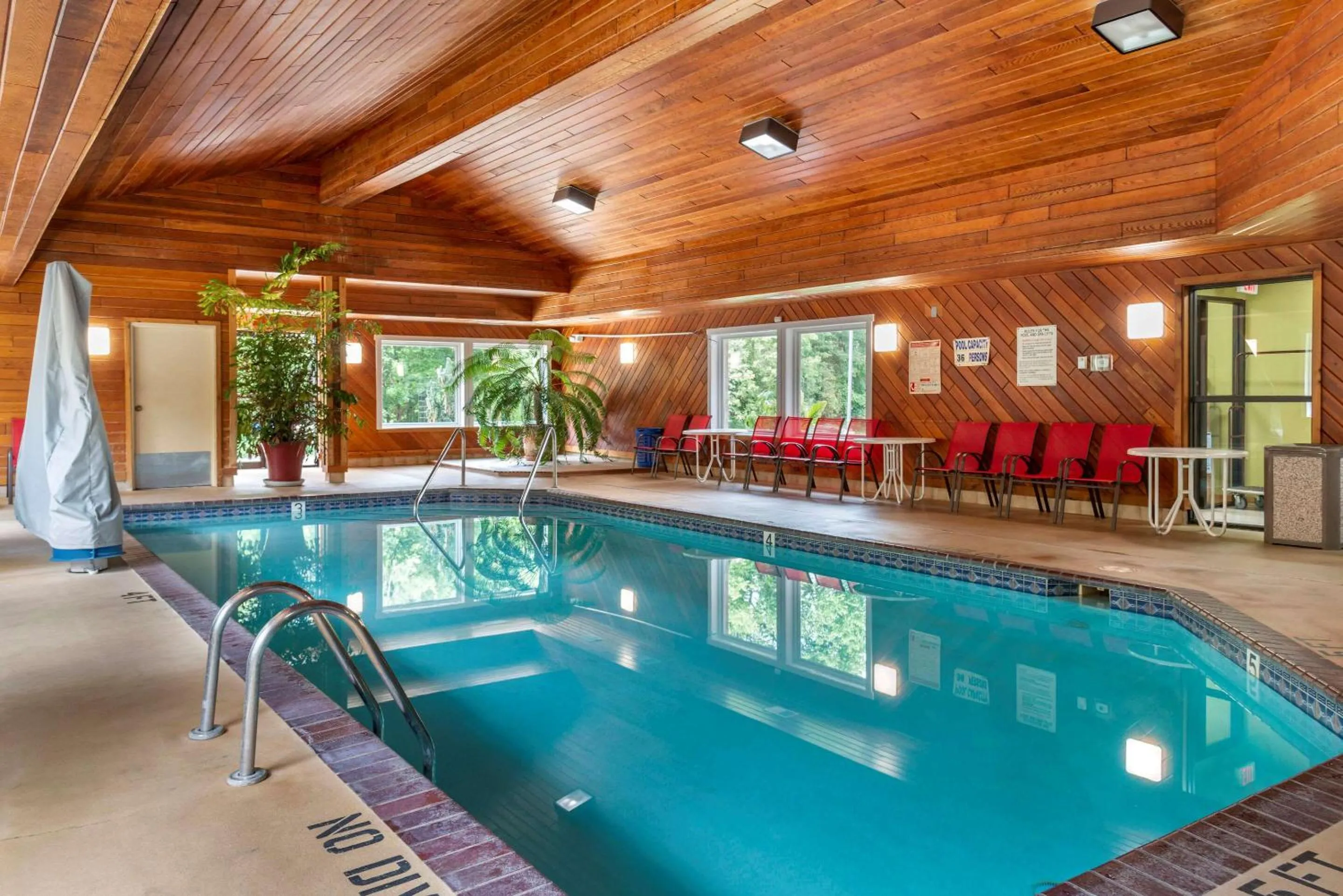 On site, Swimming Pool in Econo Lodge River Falls