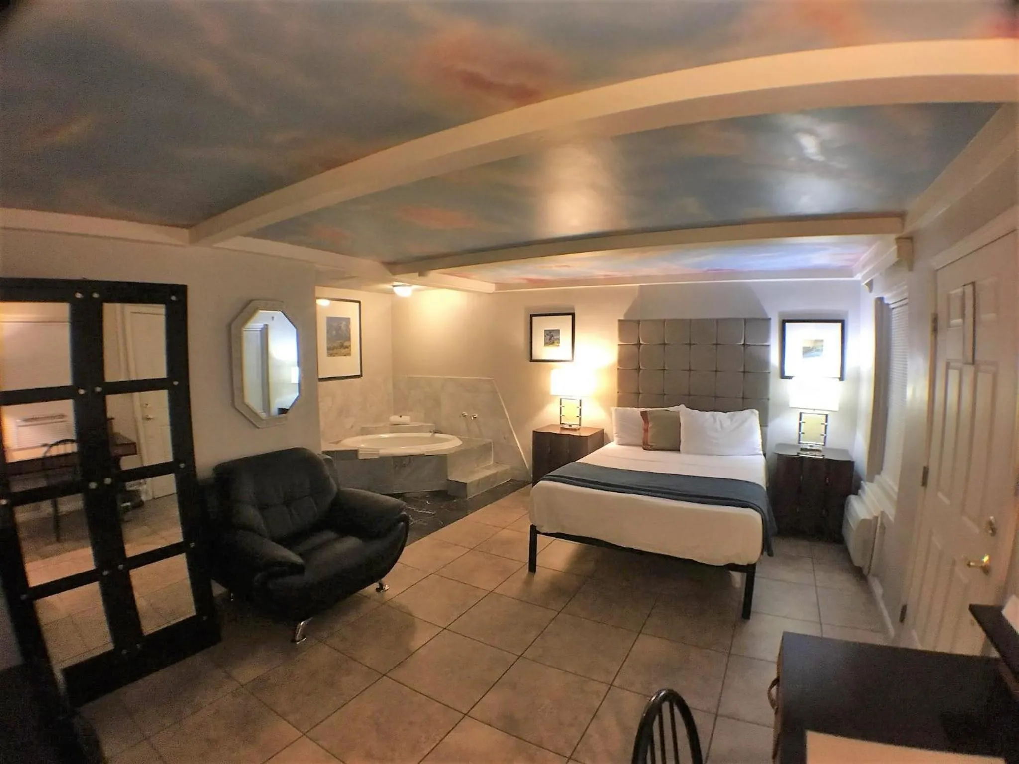 Photo of the whole room, Bed in Sterling Gardens