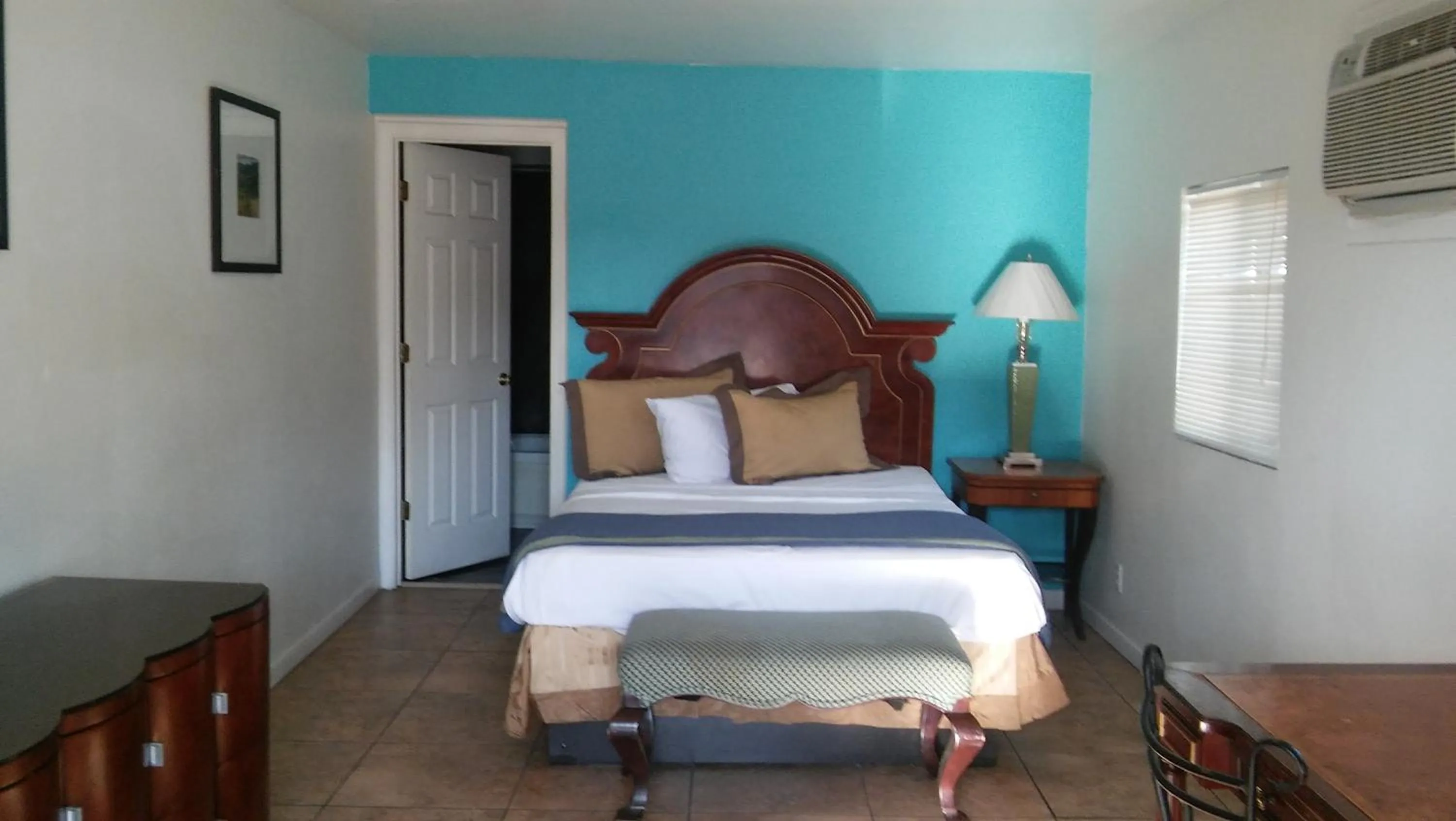 Photo of the whole room, Bed in Sterling Gardens