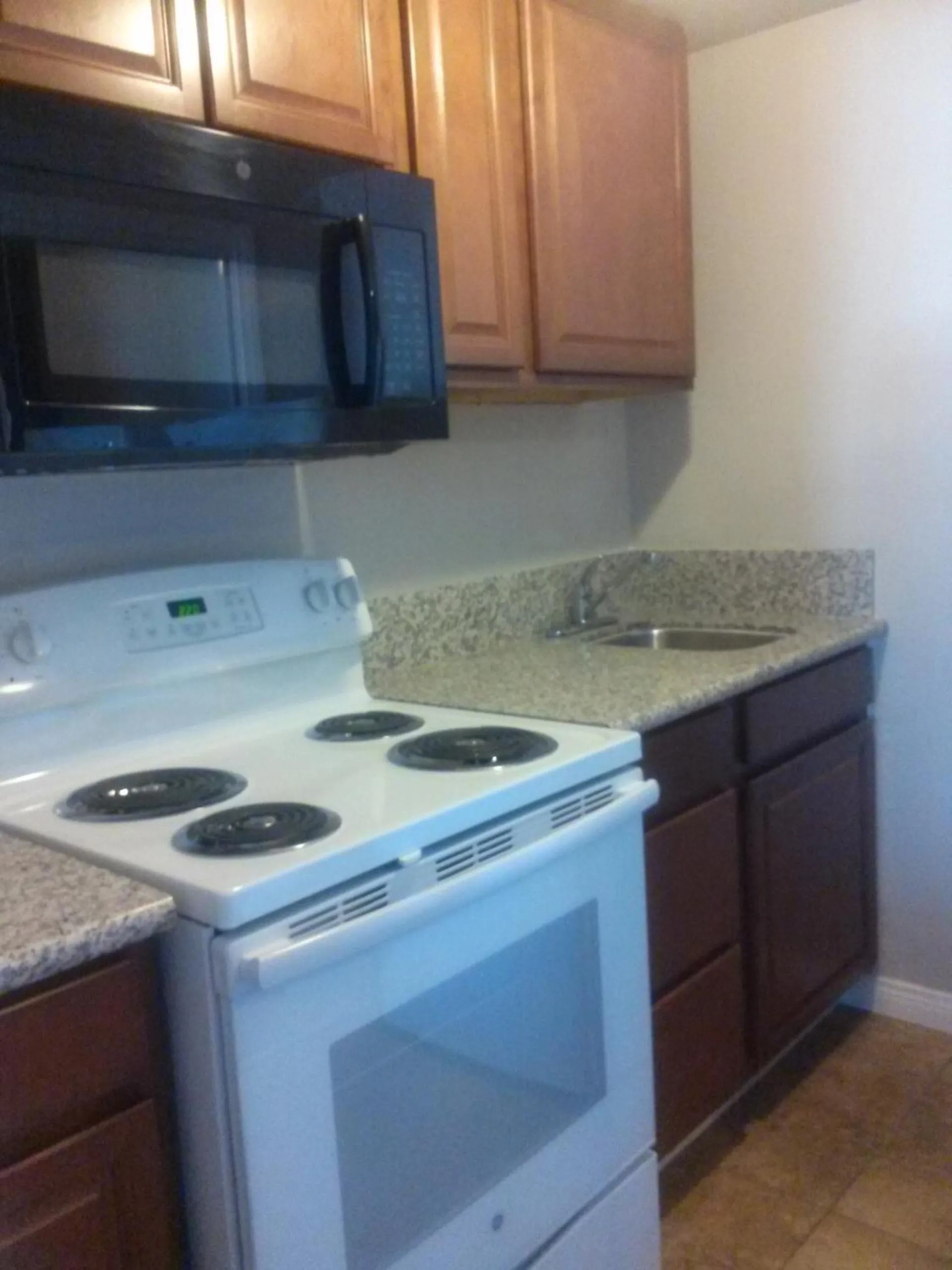 Kitchen or kitchenette in Sterling Gardens