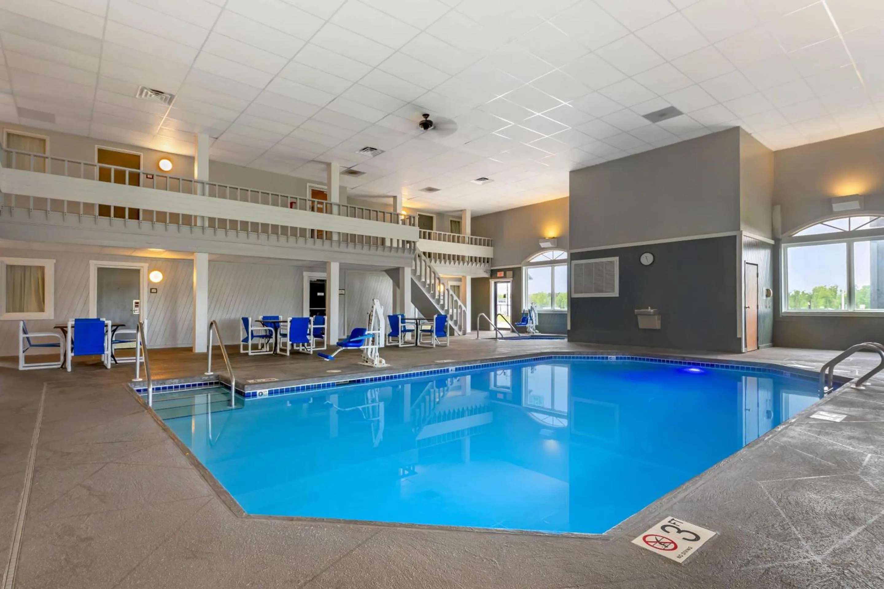 Swimming pool in Quality Inn Mauston I-90