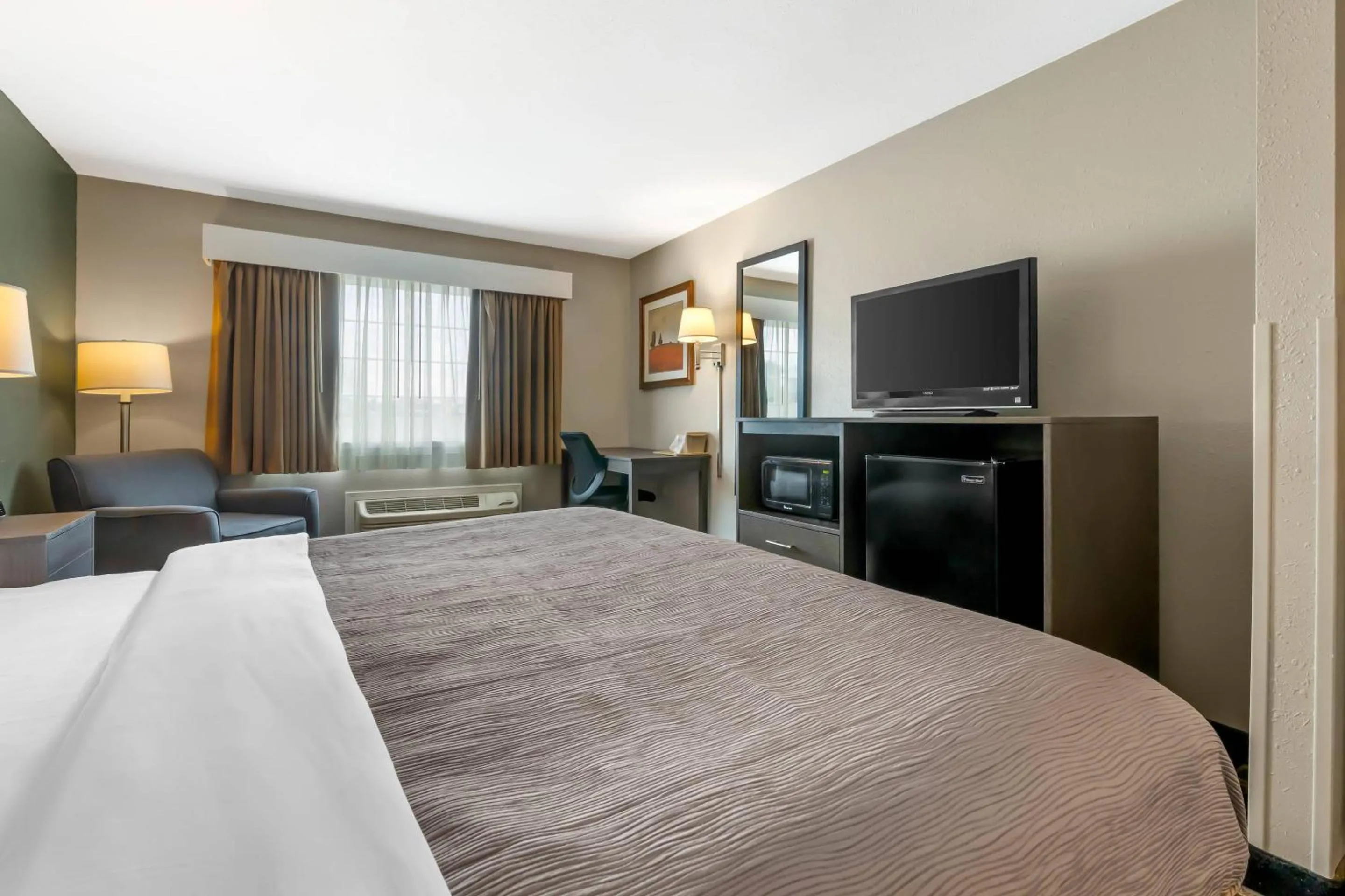 Bedroom, Bed in Quality Inn Mauston I-90