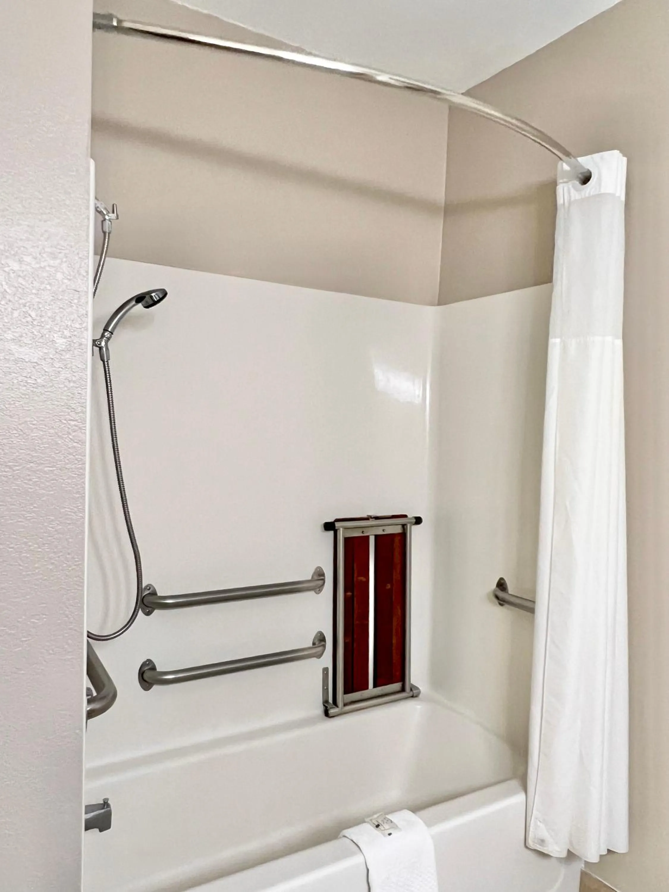 Shower in Quality Inn & Suites Wisconsin Dells Downtown - Waterparks Area