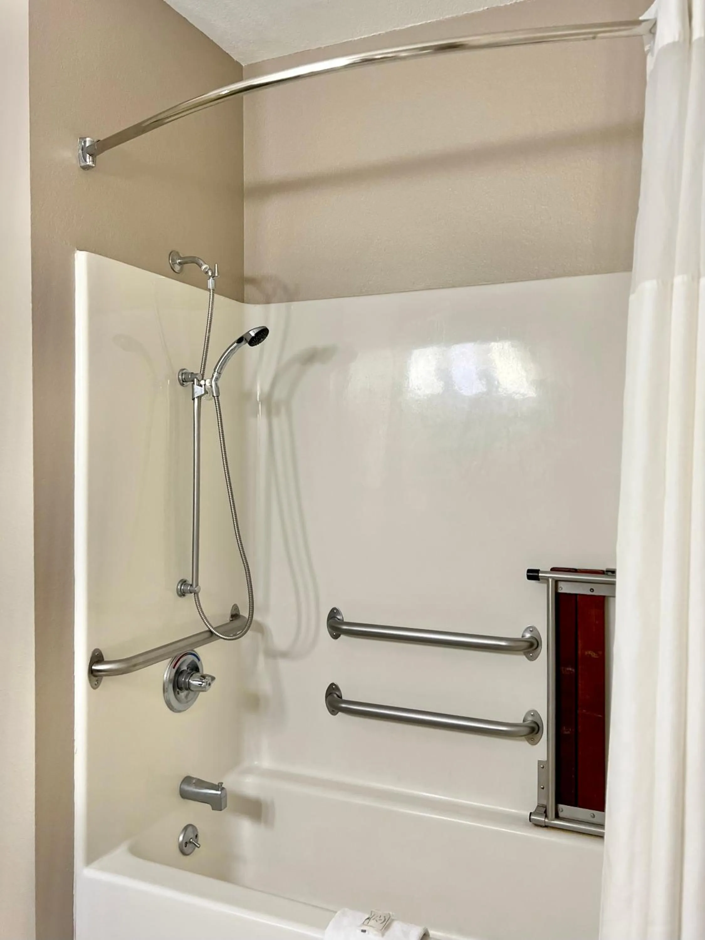 Shower in Quality Inn & Suites Wisconsin Dells Downtown - Waterparks Area