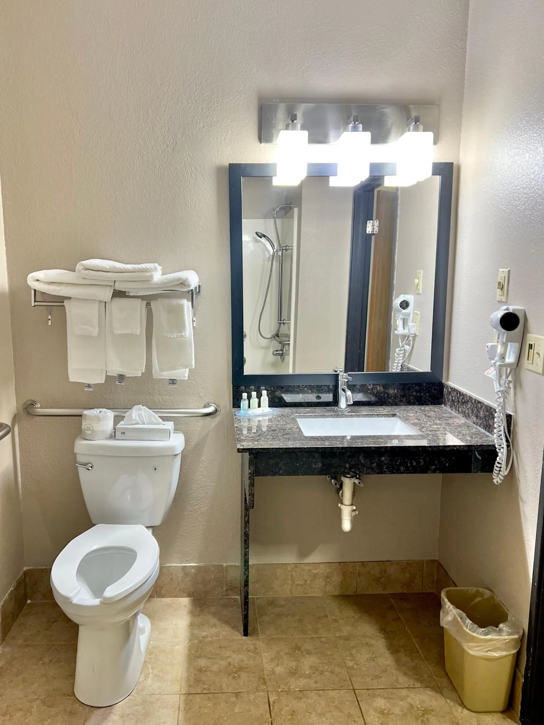 Shower in Quality Inn & Suites Wisconsin Dells Downtown - Waterparks Area