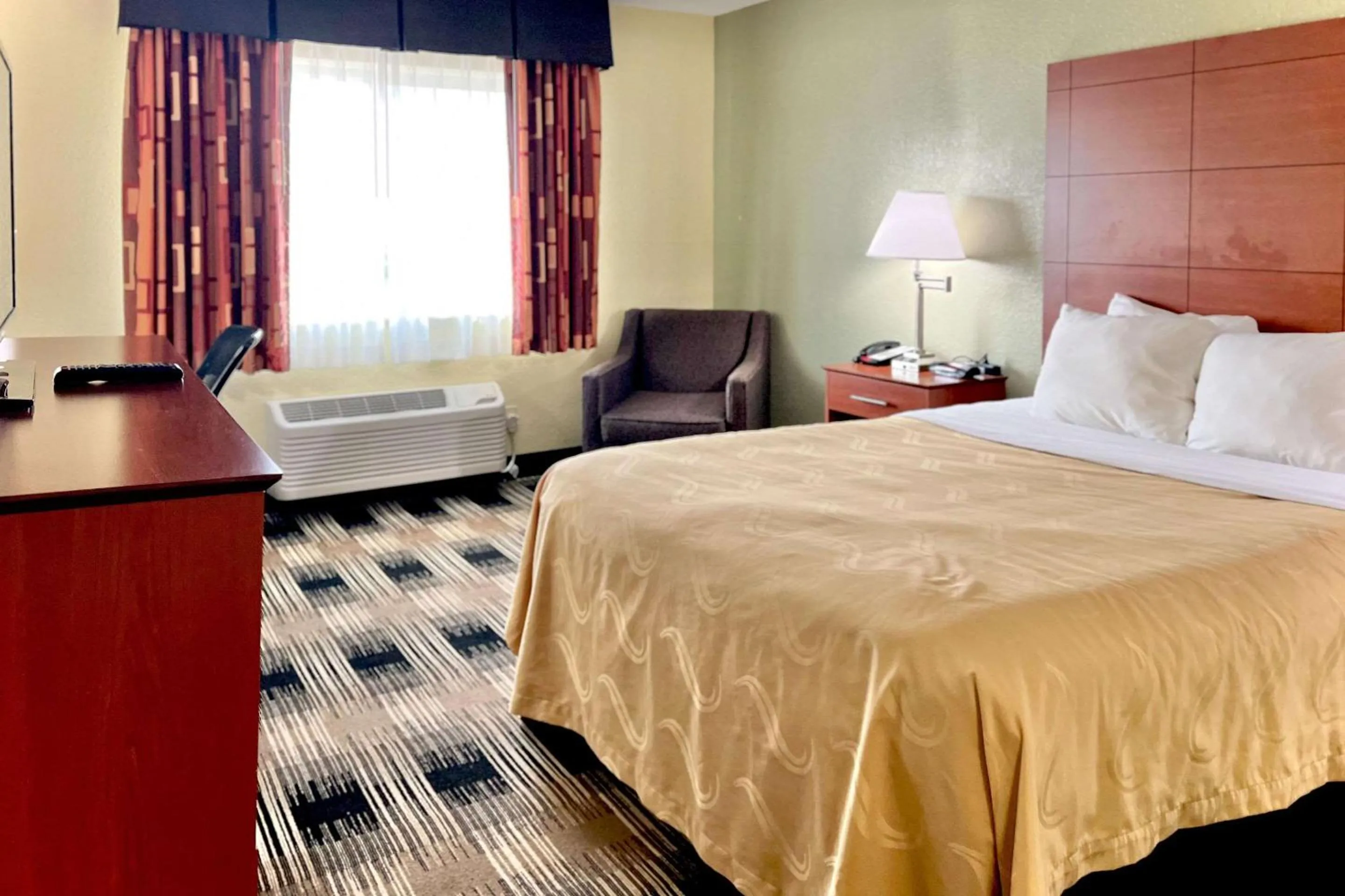 Bedroom, Bed in Quality Inn & Suites Wisconsin Dells Downtown - Waterparks Area
