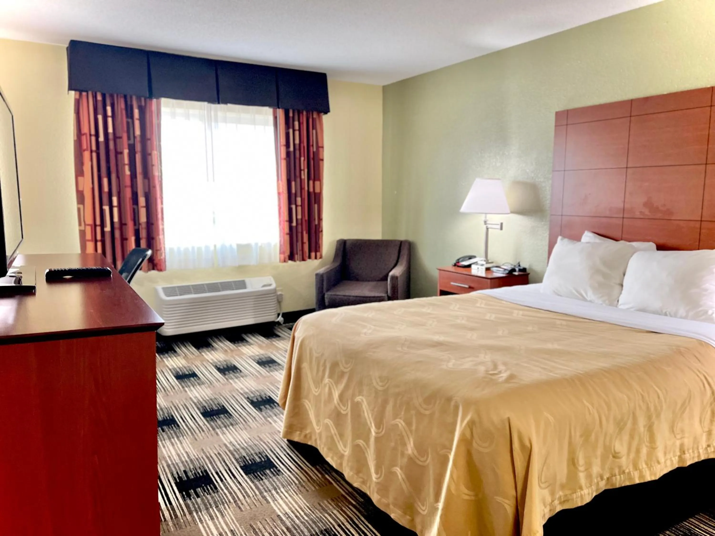 Bed in Quality Inn & Suites Wisconsin Dells Downtown - Waterparks Area