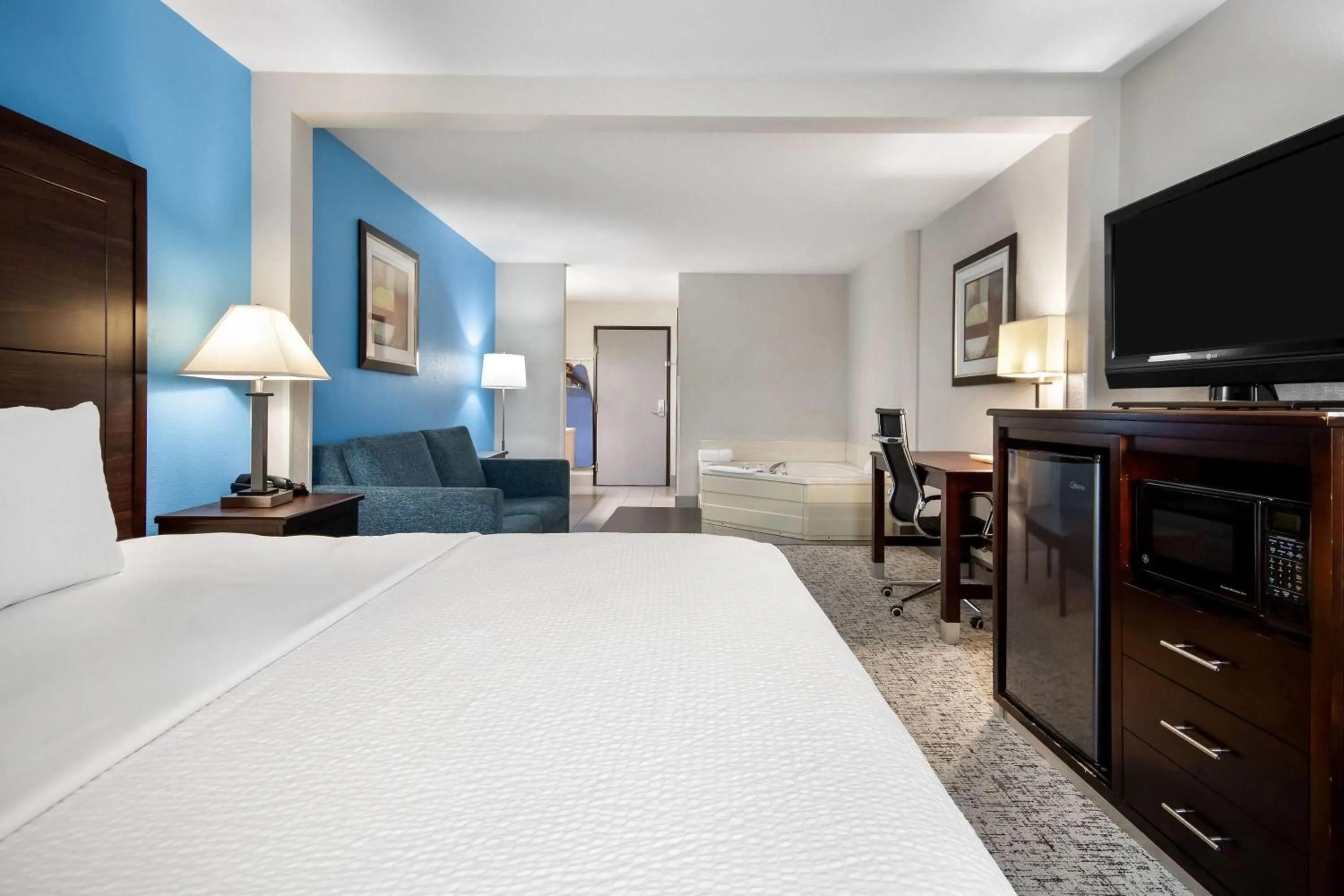 Photo of the whole room, Bed in Baymont by Wyndham Marinette