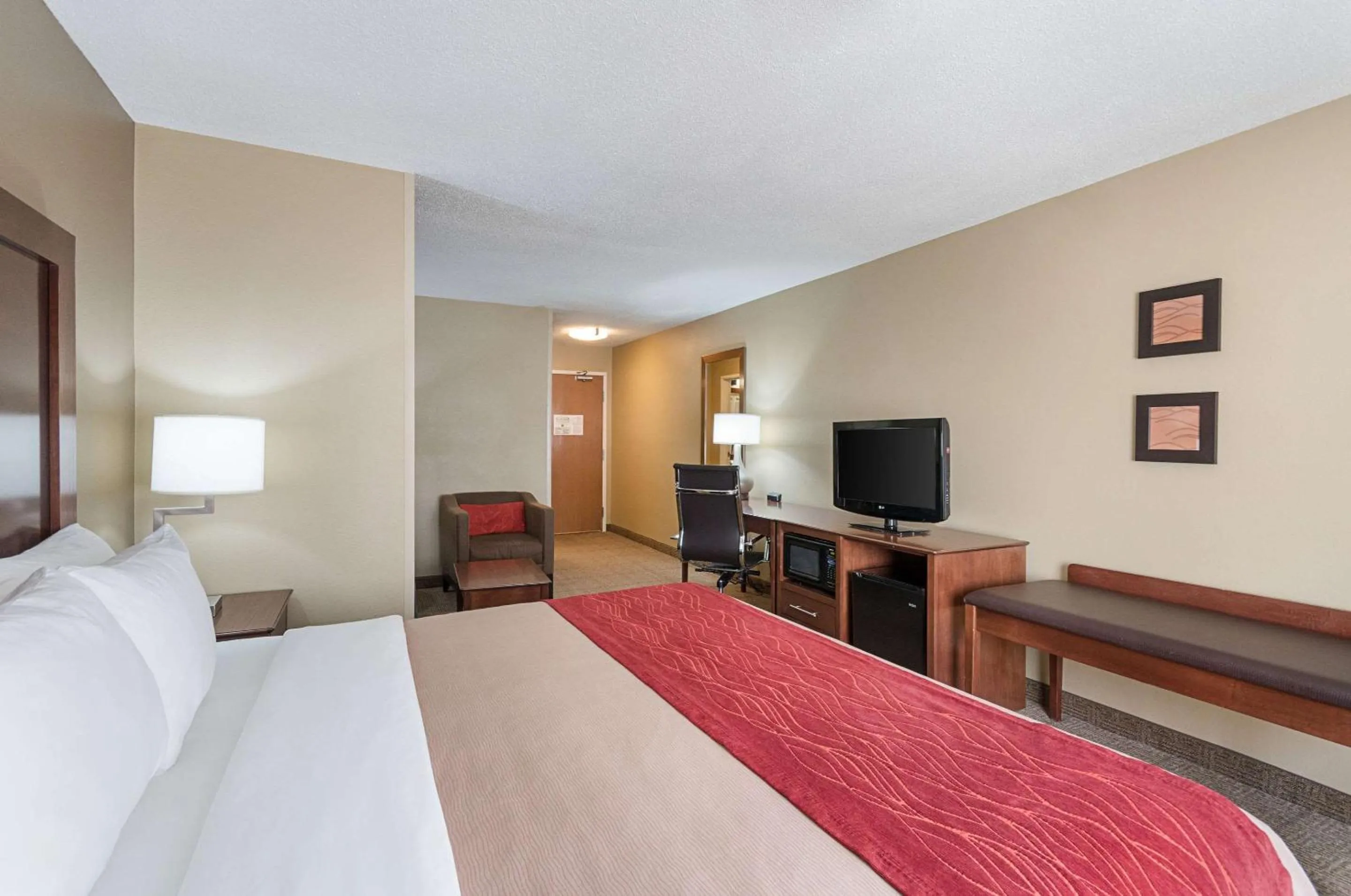 Photo of the whole room, Bed in Comfort Inn Barboursville near Huntington Mall area