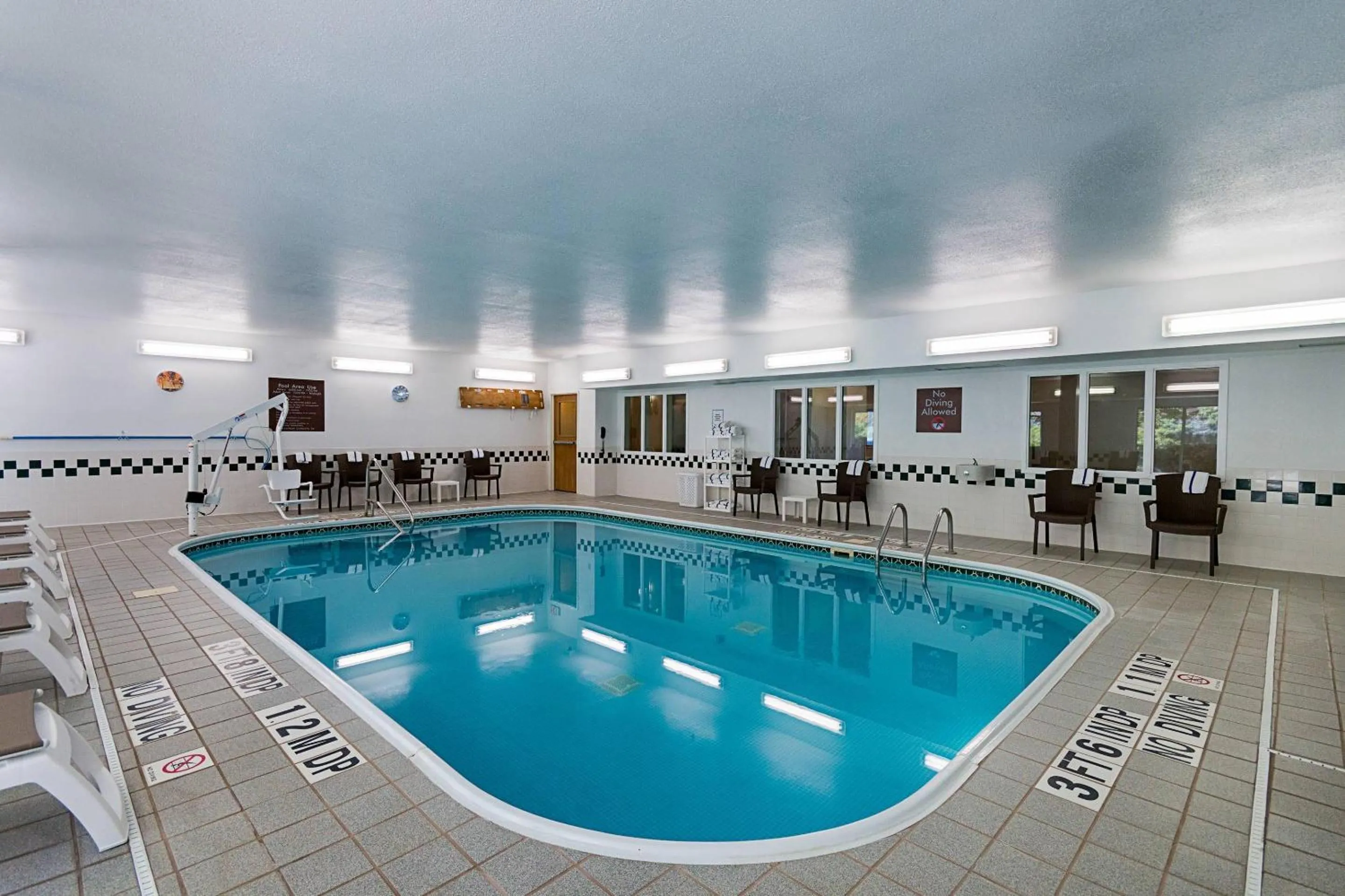 Swimming pool in Comfort Inn Barboursville near Huntington Mall area