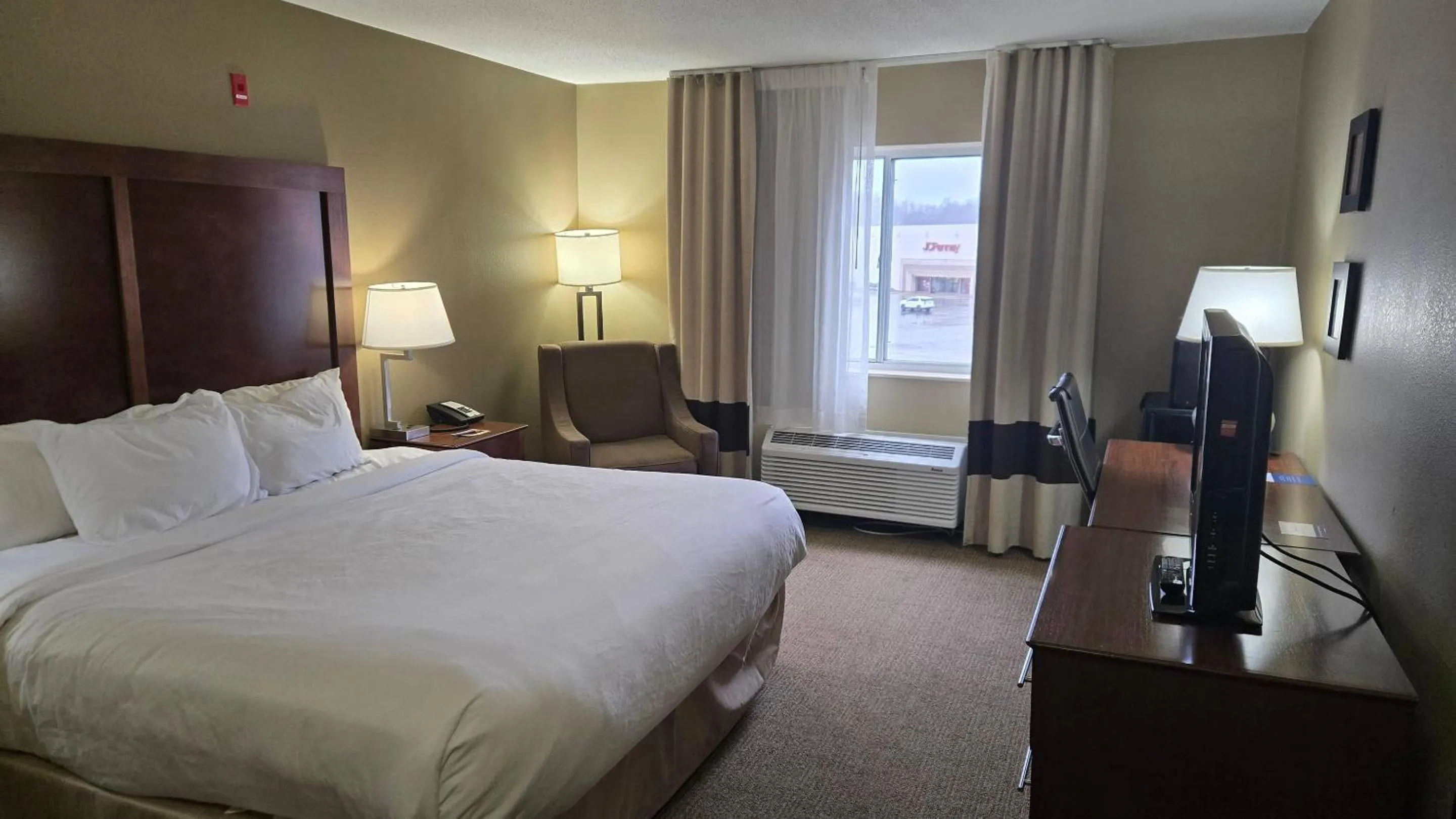 Bedroom, Bed in Comfort Inn Barboursville near Huntington Mall area