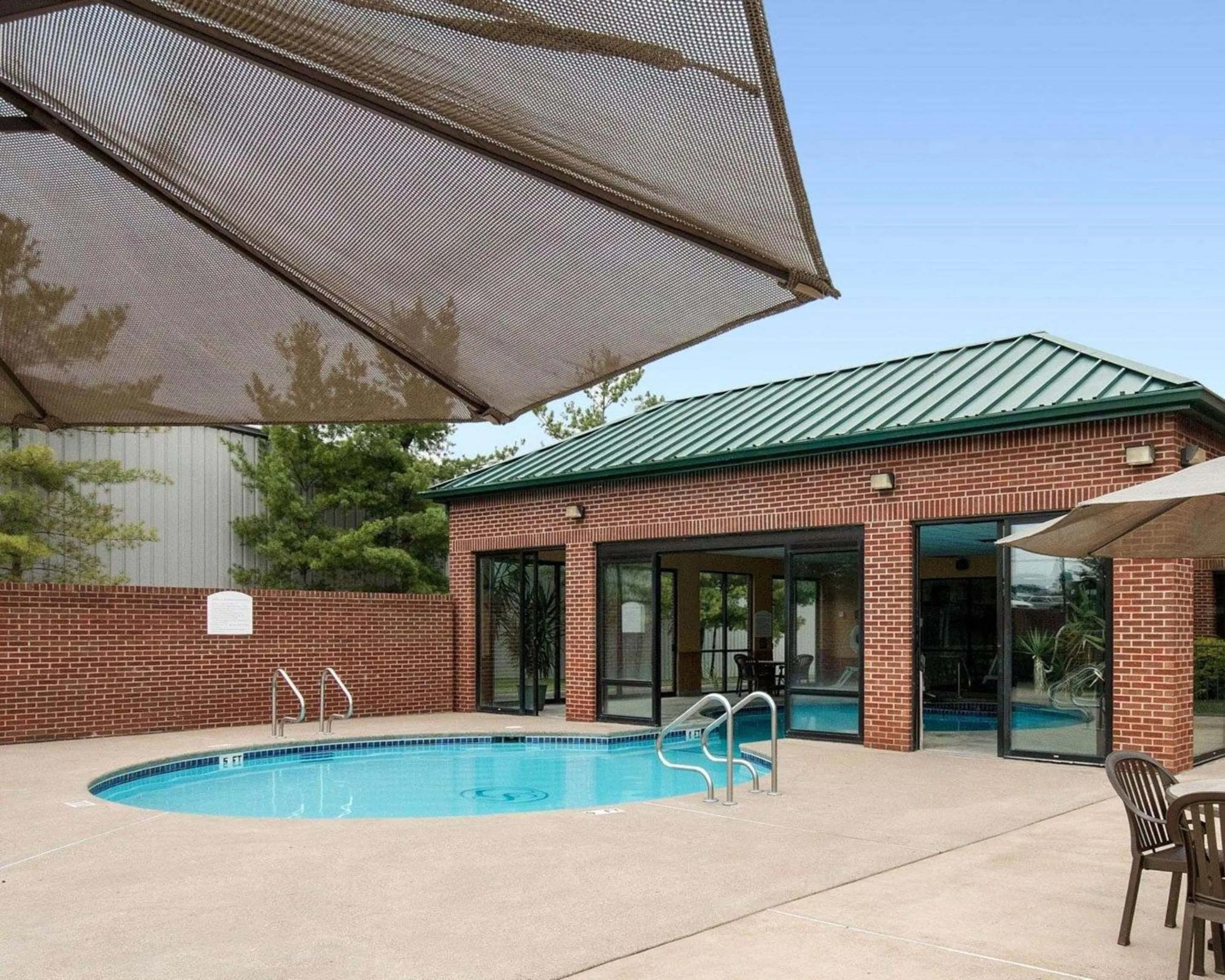 Swimming pool in Comfort Suites Parkersburg South