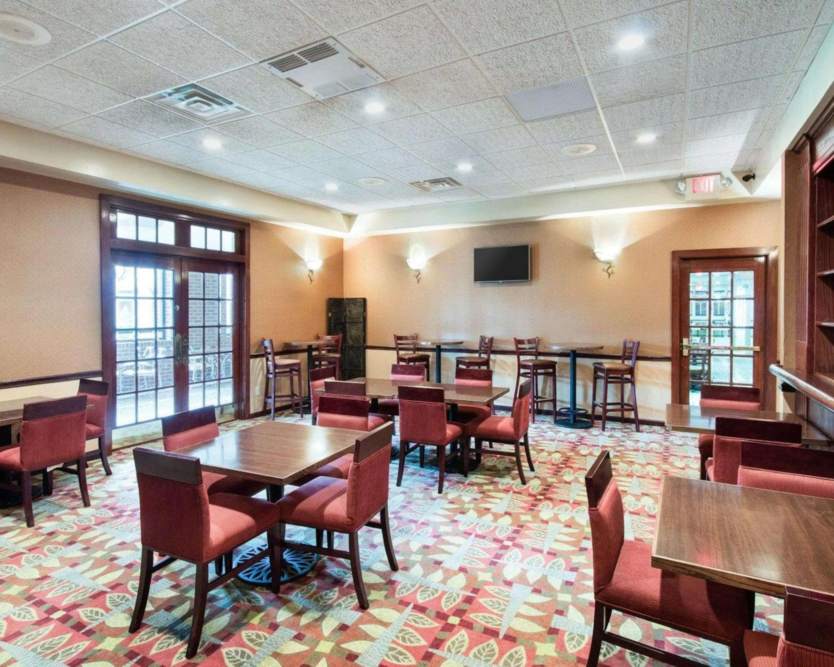 Restaurant/places to eat in Comfort Suites Parkersburg South