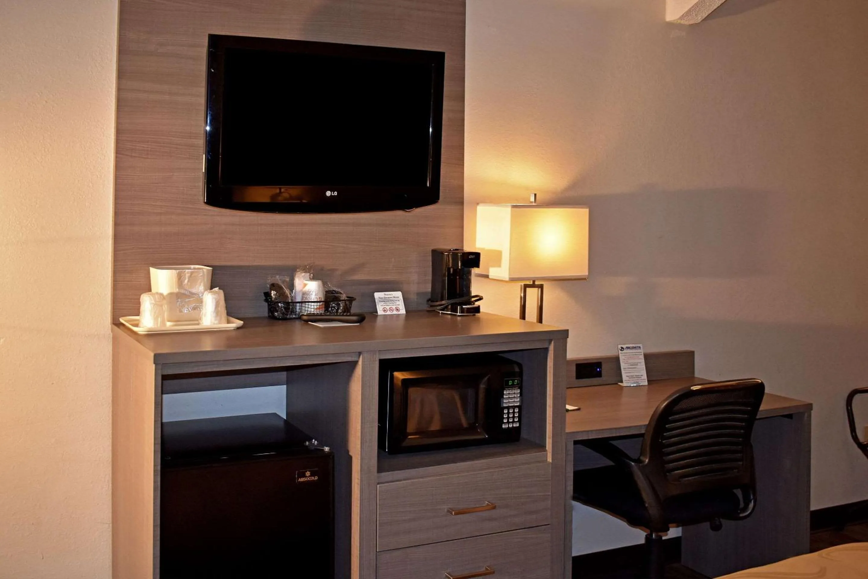 TV and multimedia in Quality Inn & Suites Kearneysville - Martinsburg