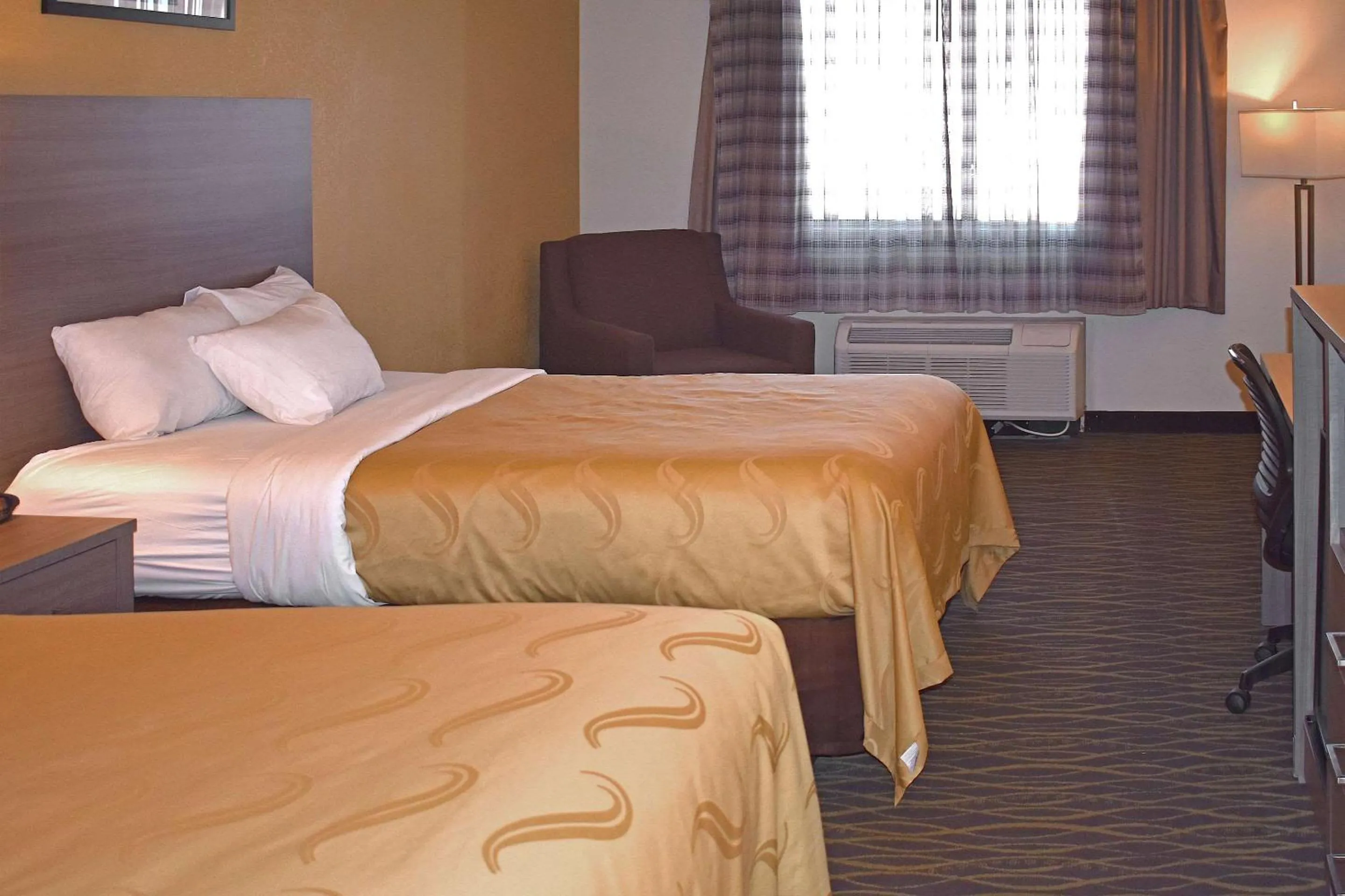 Photo of the whole room, Bed in Quality Inn & Suites Kearneysville - Martinsburg