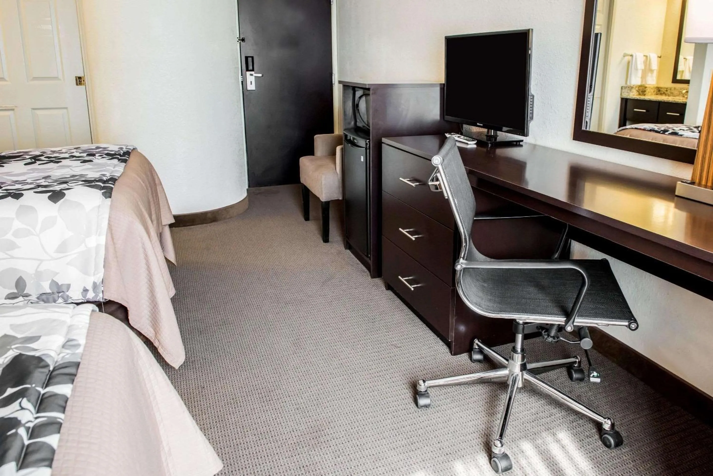 Photo of the whole room, Bed in Quality Inn Bridgeport-Clarksburg