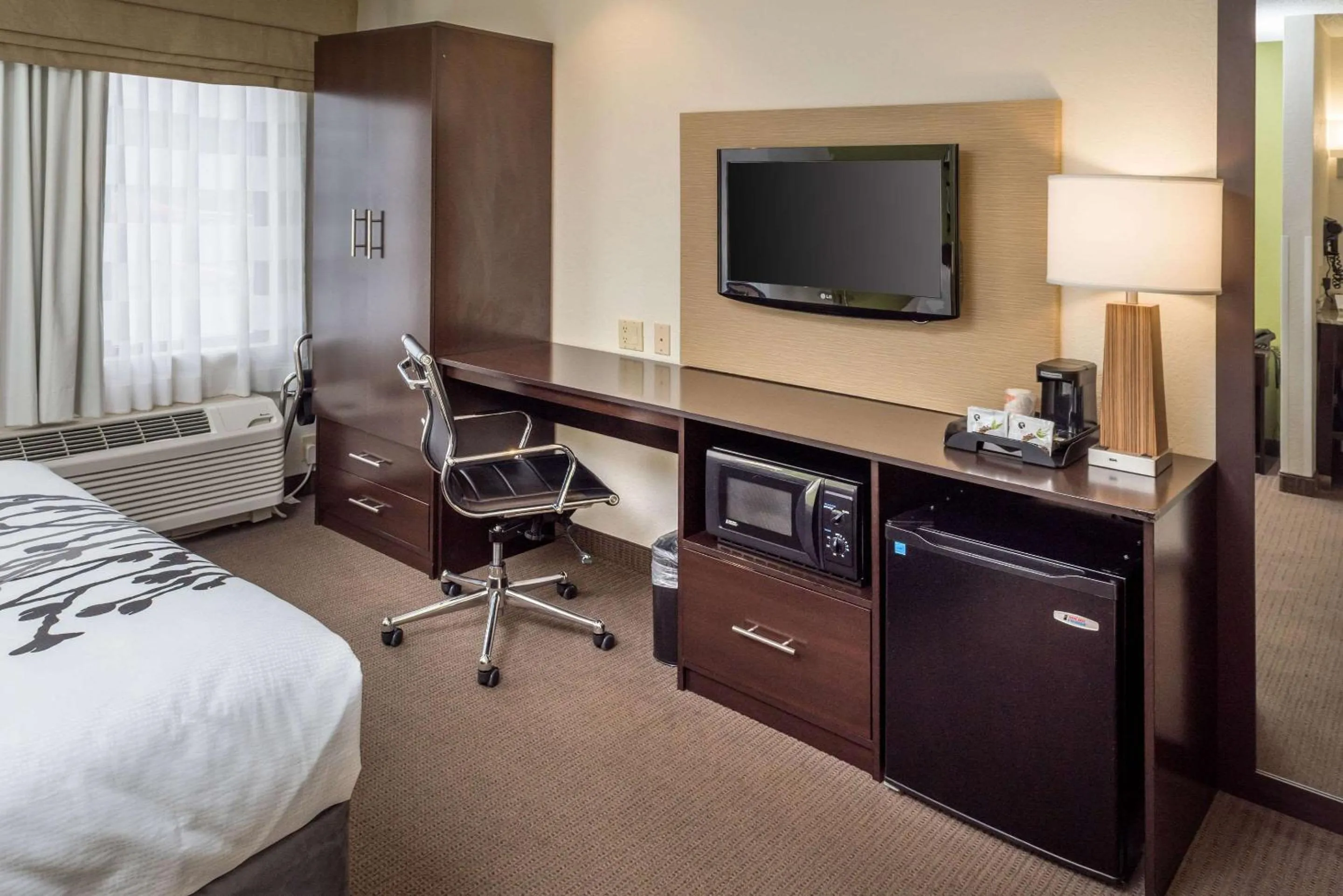 Photo of the whole room, Bed in Sleep Inn & Suites Cross Lanes - South Charleston