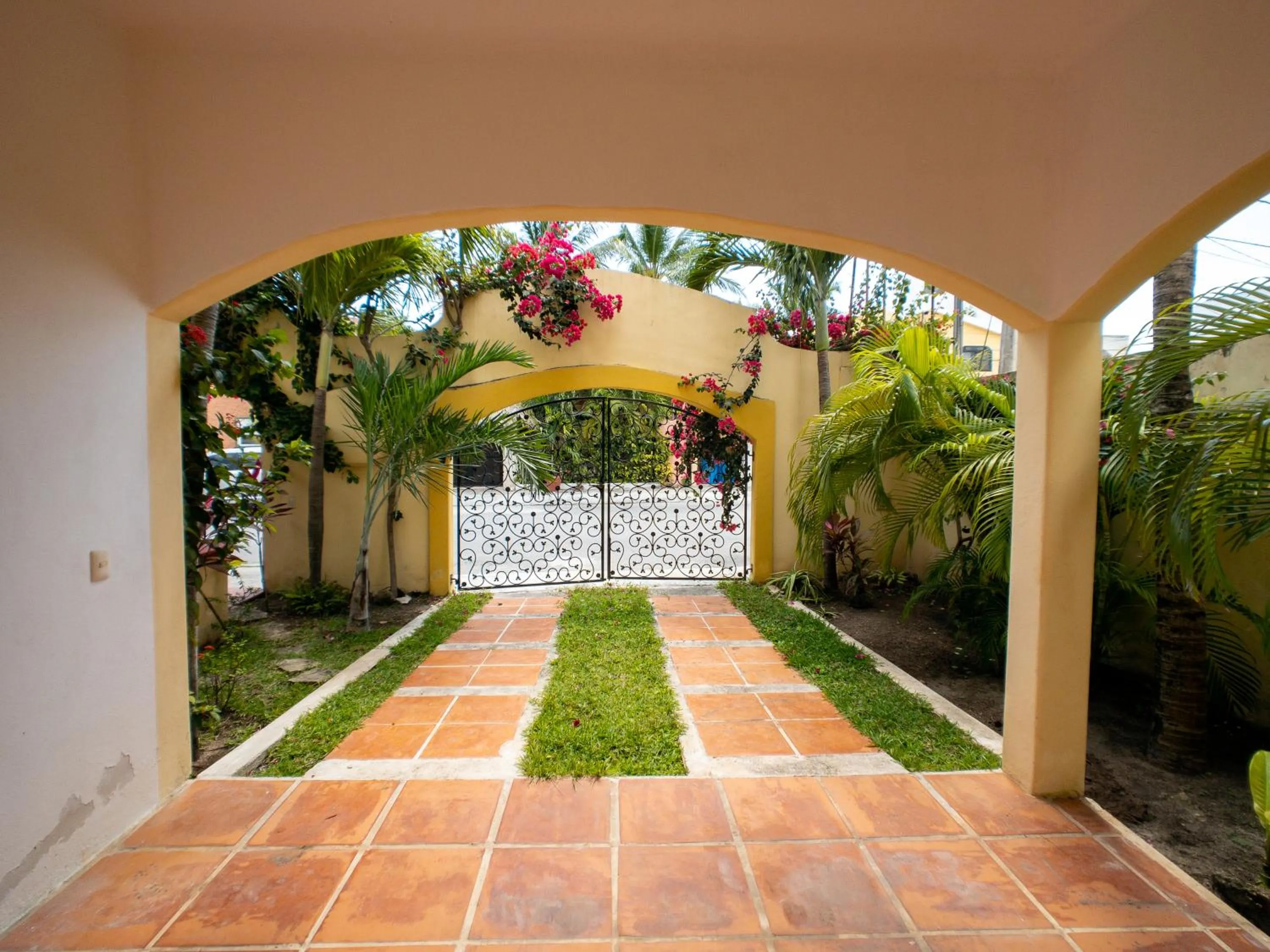 Area and facilities in Casa Zarah - Hacienda Family Home - Pool and 2-Block to Beach