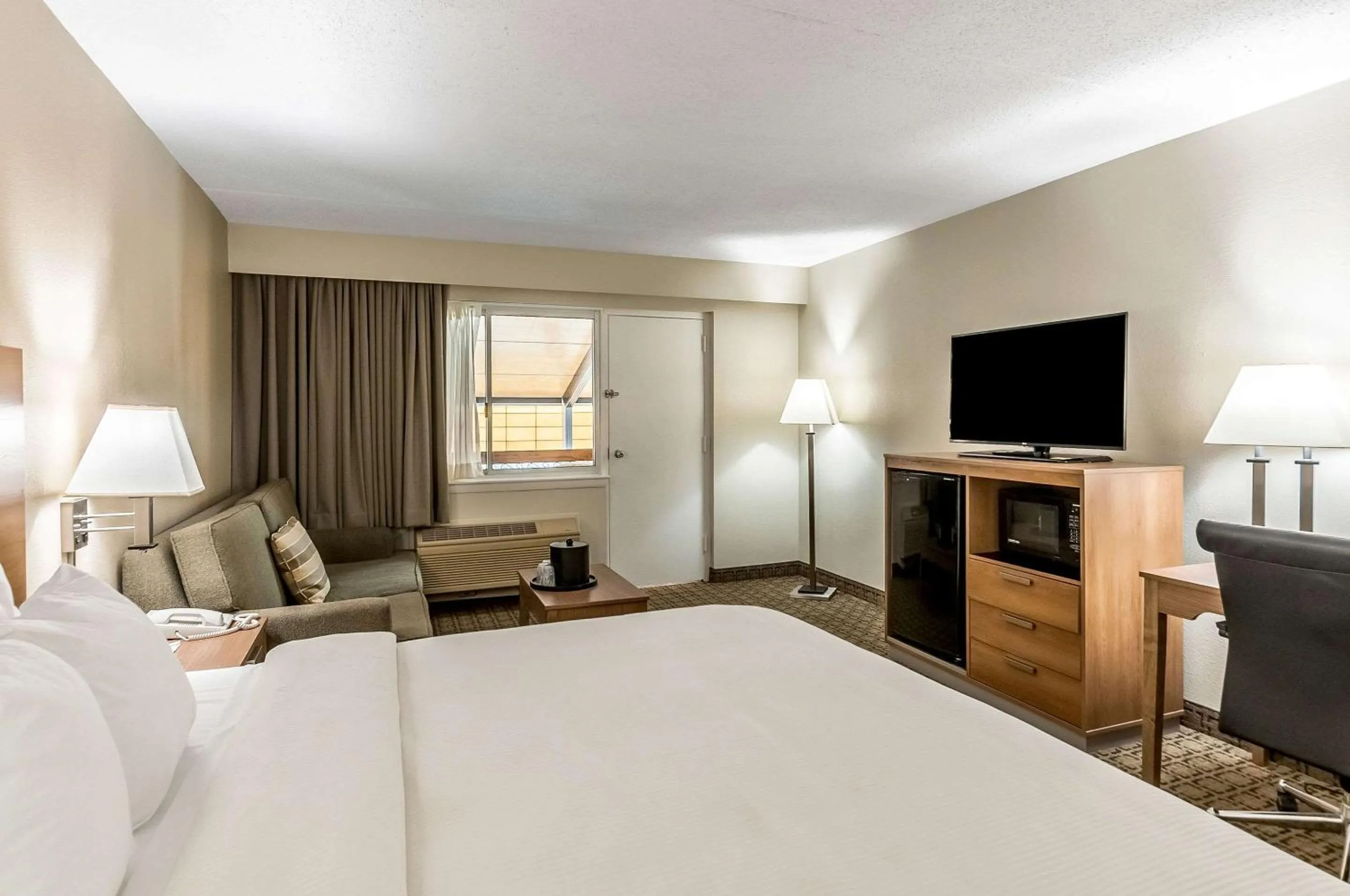 Bedroom, Bed in Clarion Inn Harpers Ferry-Charles Town