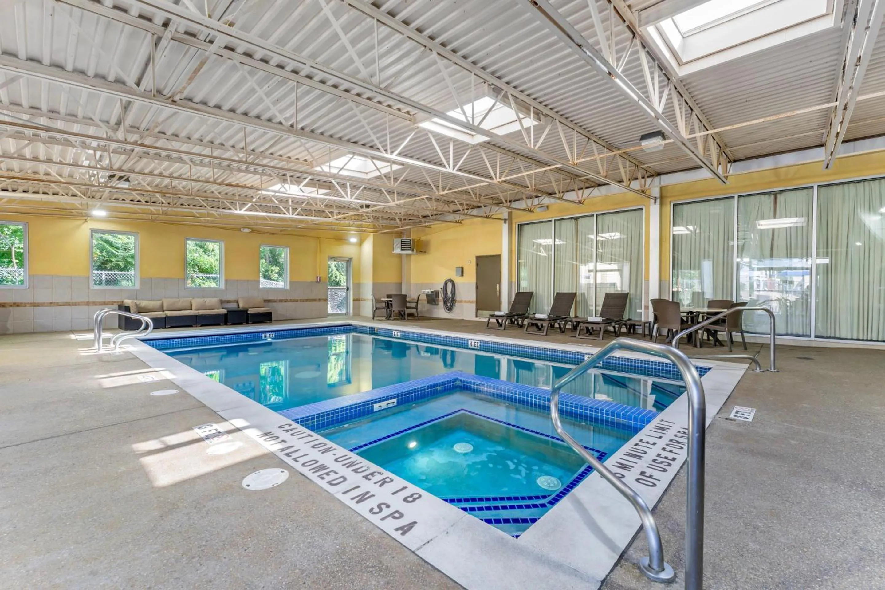 Swimming pool in Comfort Inn & Suites Triadelphia - Wheeling