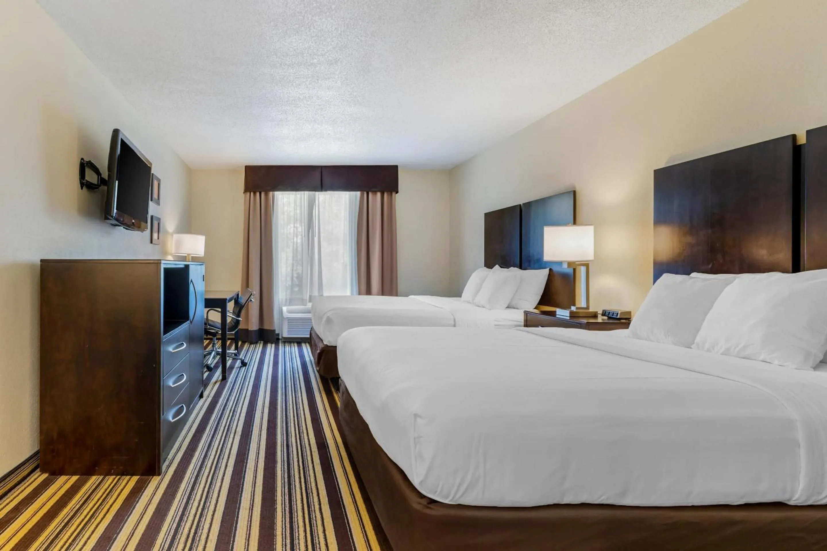 Bedroom, Bed in Comfort Inn & Suites Triadelphia - Wheeling