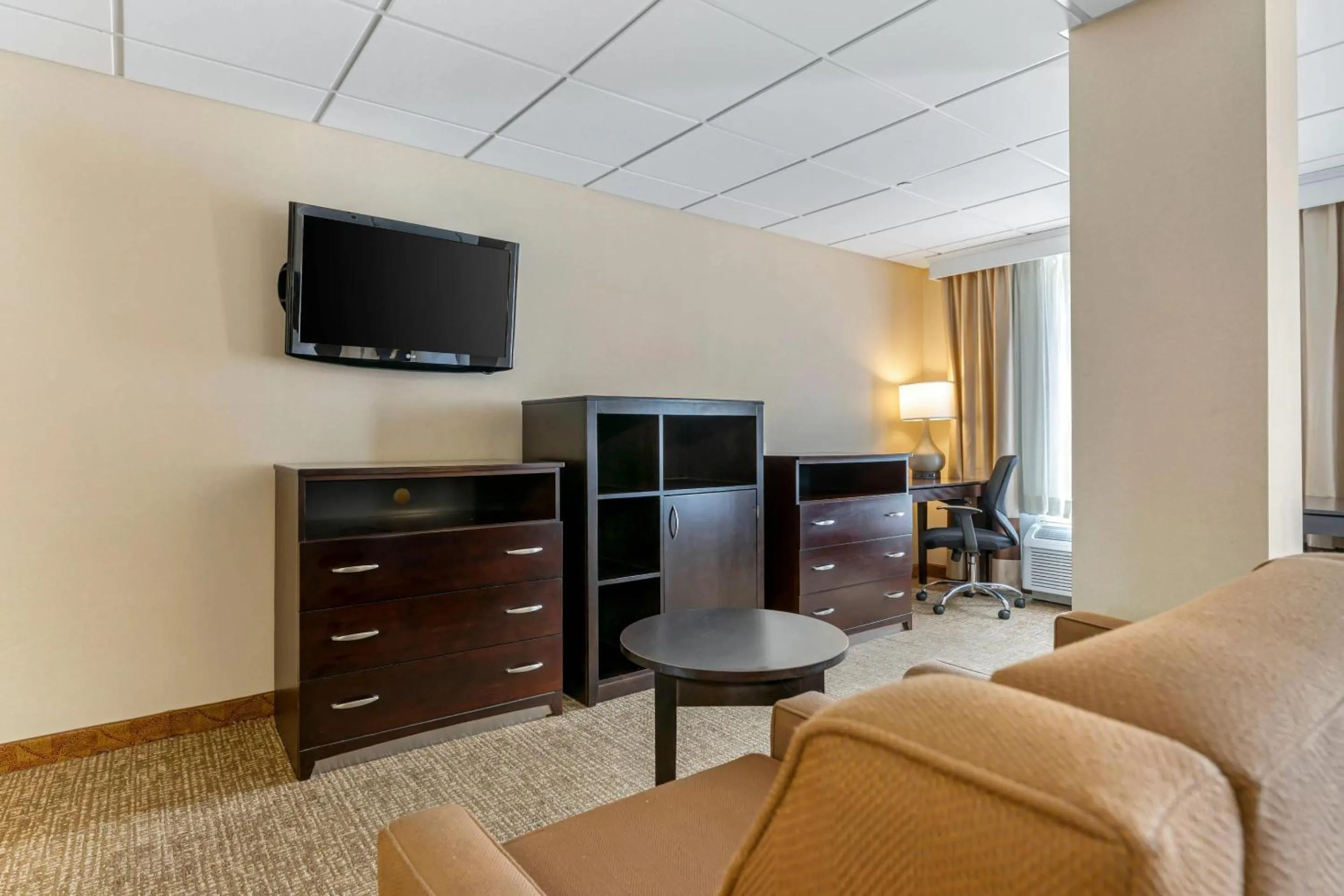 Bedroom in Comfort Inn & Suites Triadelphia - Wheeling