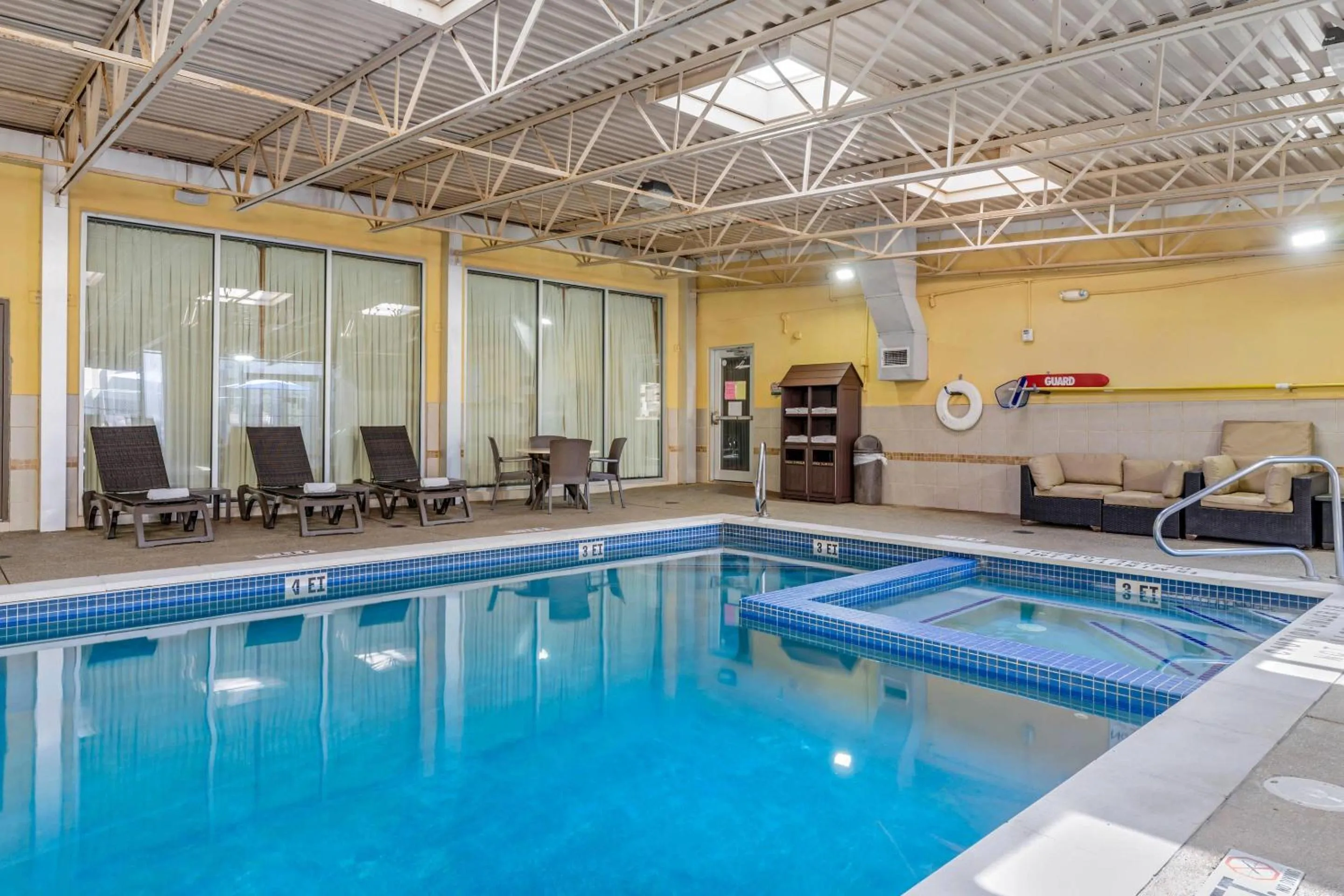 Swimming pool in Comfort Inn & Suites Triadelphia - Wheeling