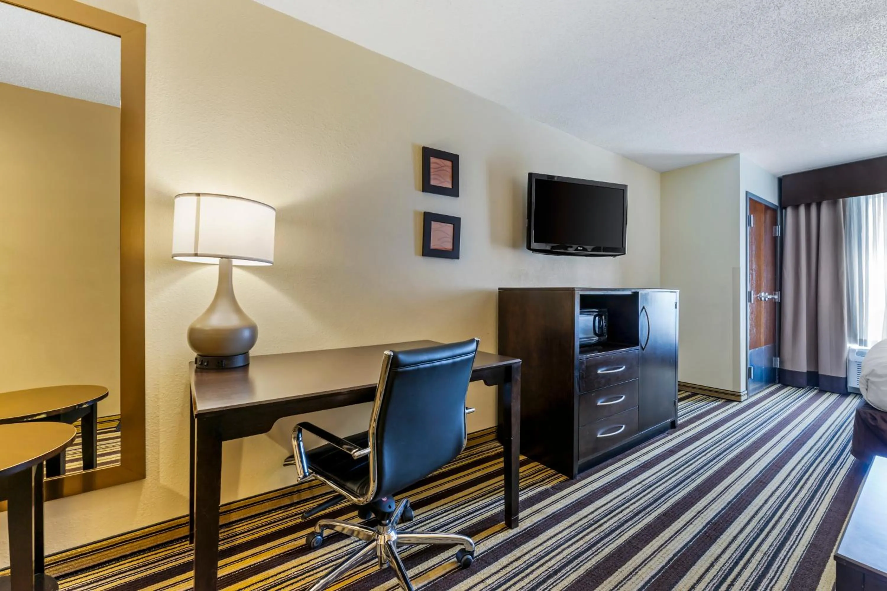Comfort Inn & Suites Triadelphia - Wheeling