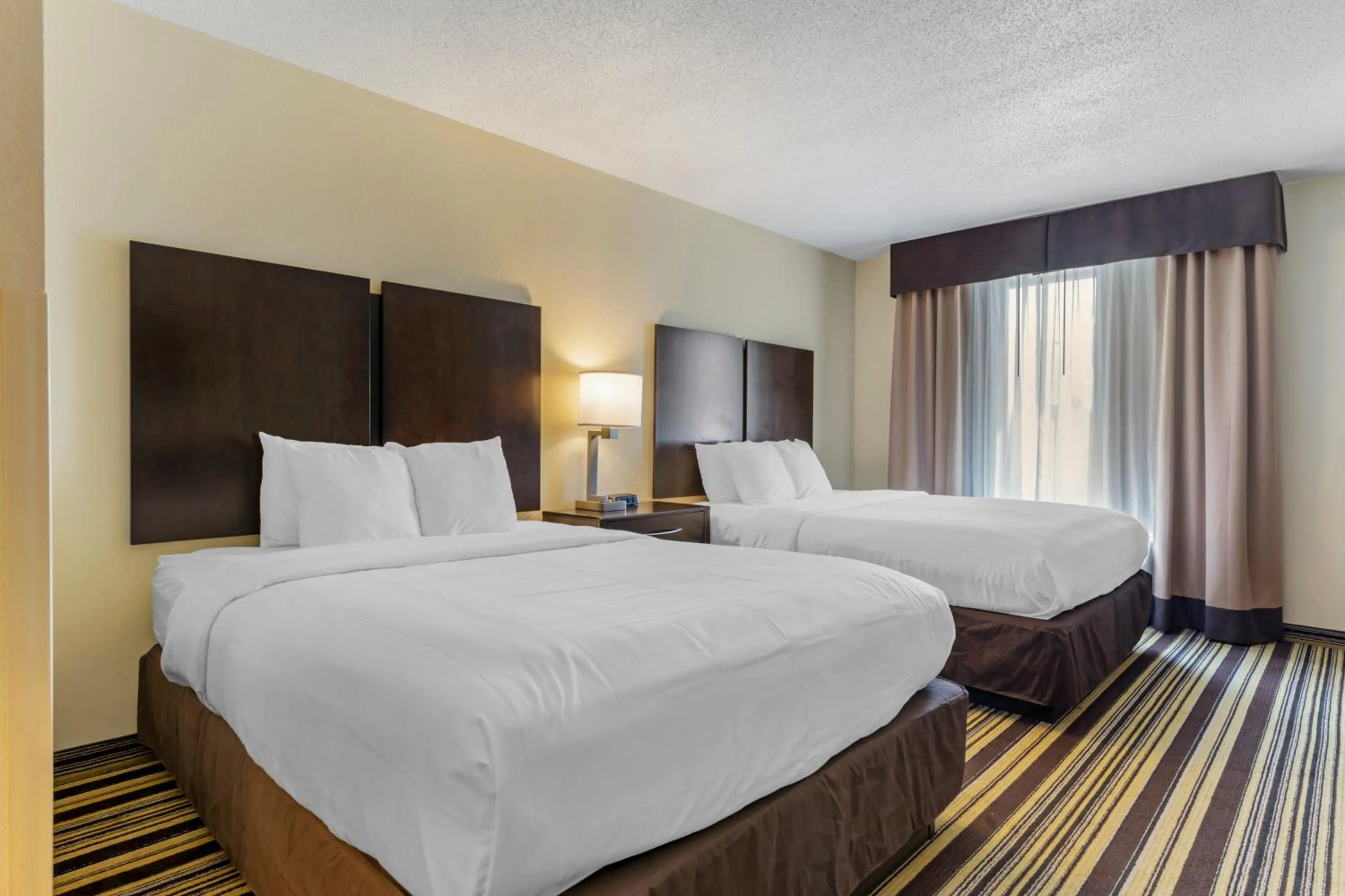 Bed in Comfort Inn & Suites Triadelphia - Wheeling