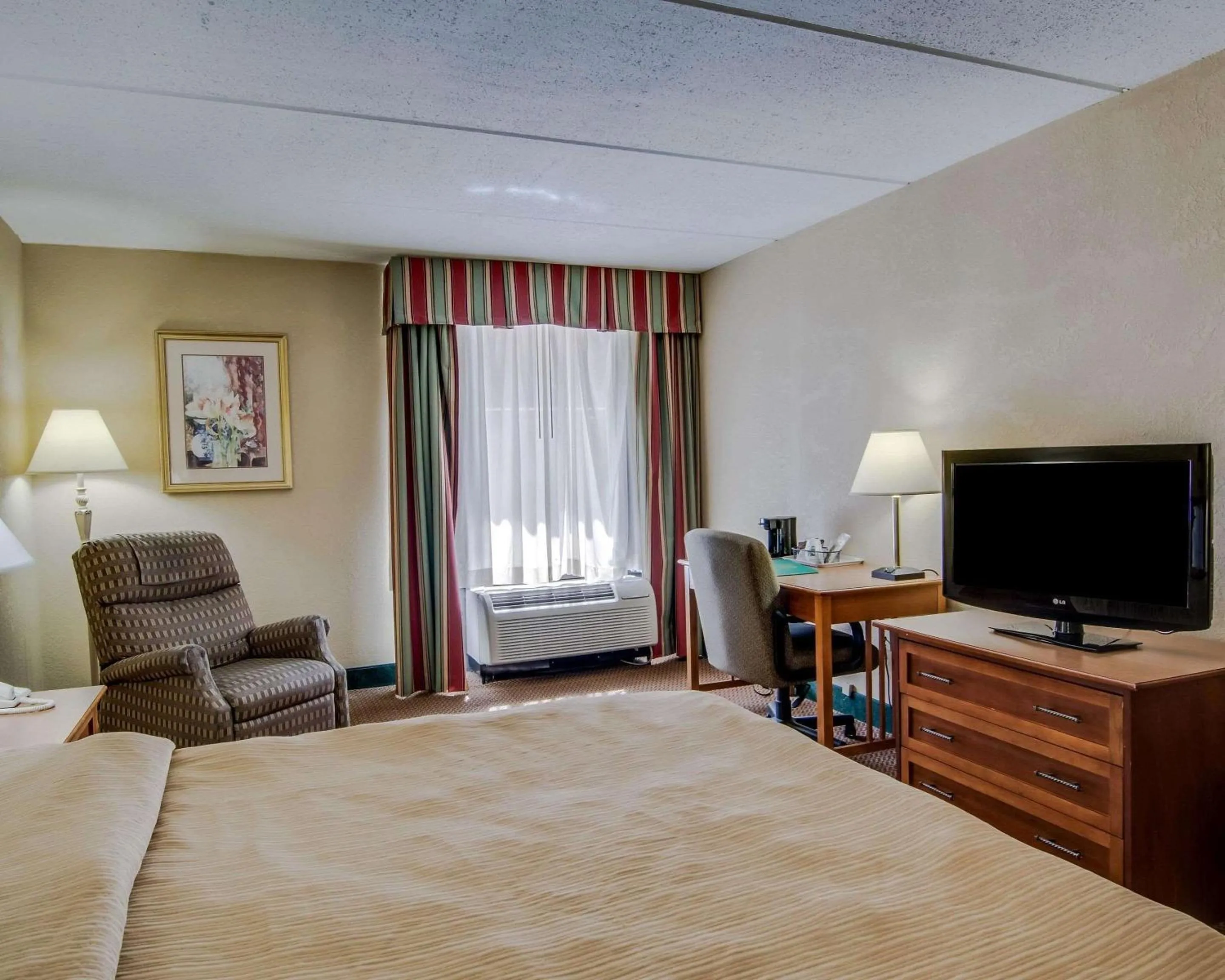 Photo of the whole room, Bed in Quality Hotel and Conference Center Bluefield