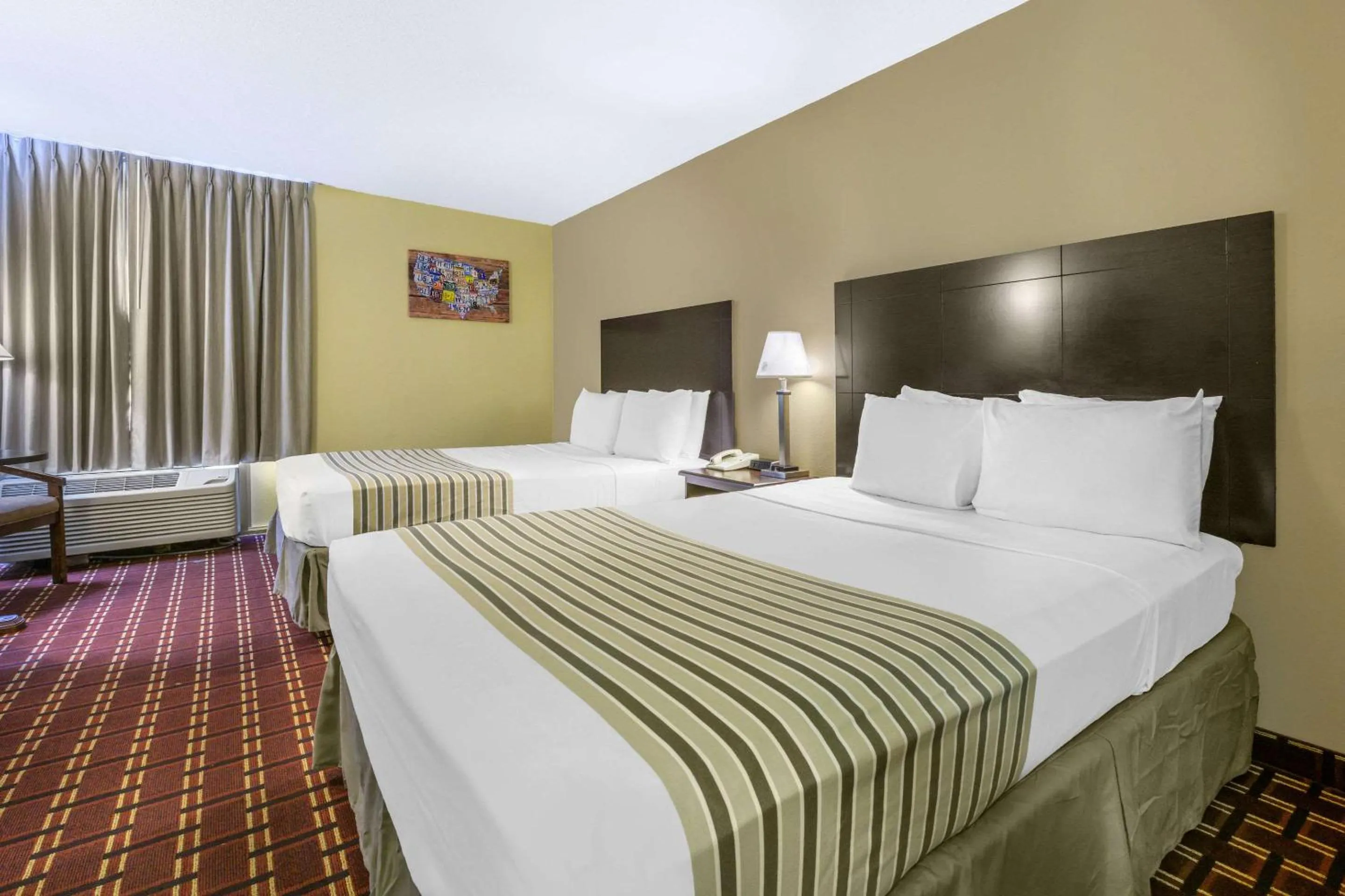 Photo of the whole room, Bed in Econo Lodge Inn & Suites Triadelphia - Wheeling