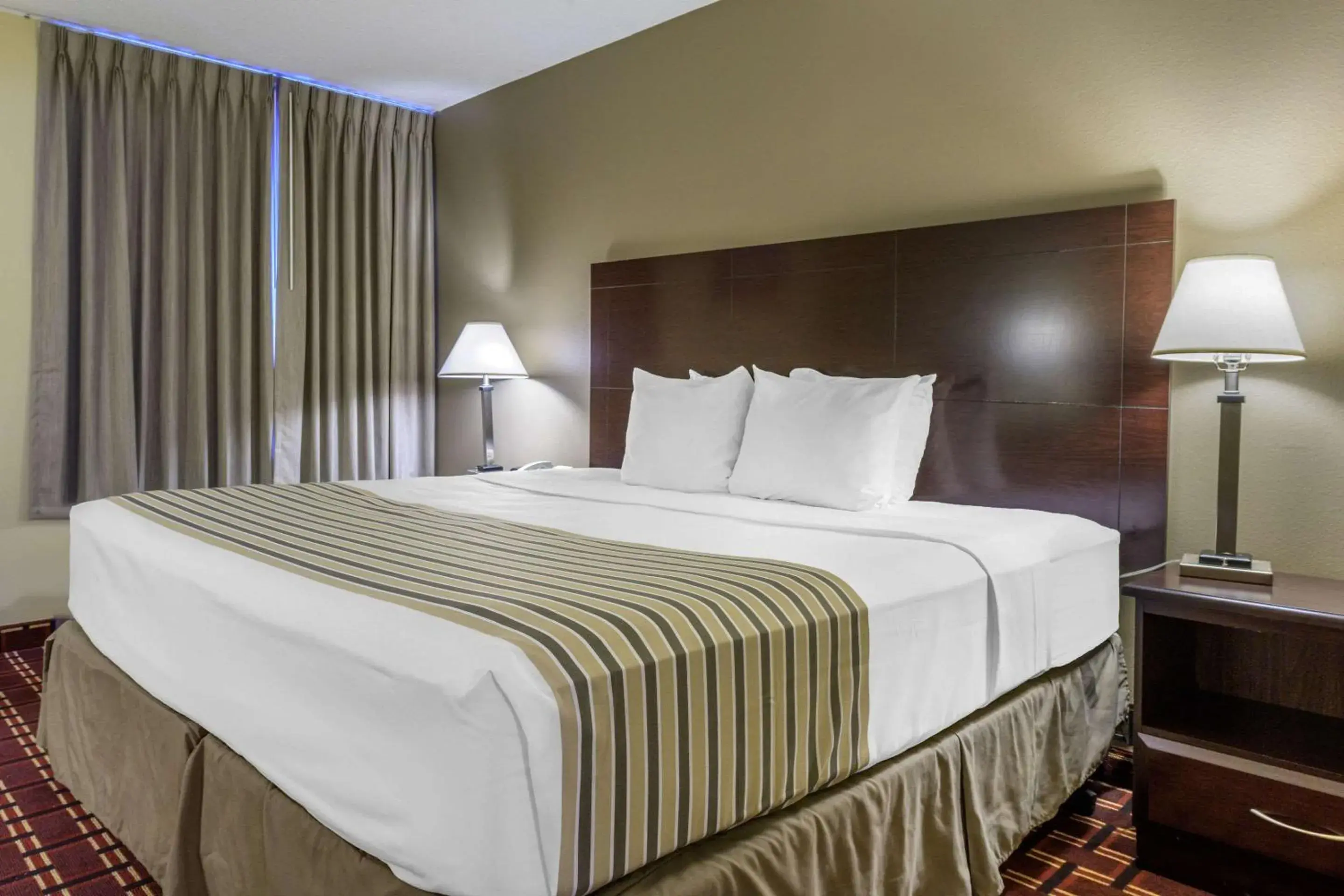 King Suite with Sofa Bed - Non Smoking in Econo Lodge Inn & Suites Triadelphia - Wheeling King Suite with Sofa Bed - Non Smoking in Econo Lodge Inn & Suites Triadelphia - Wheeling